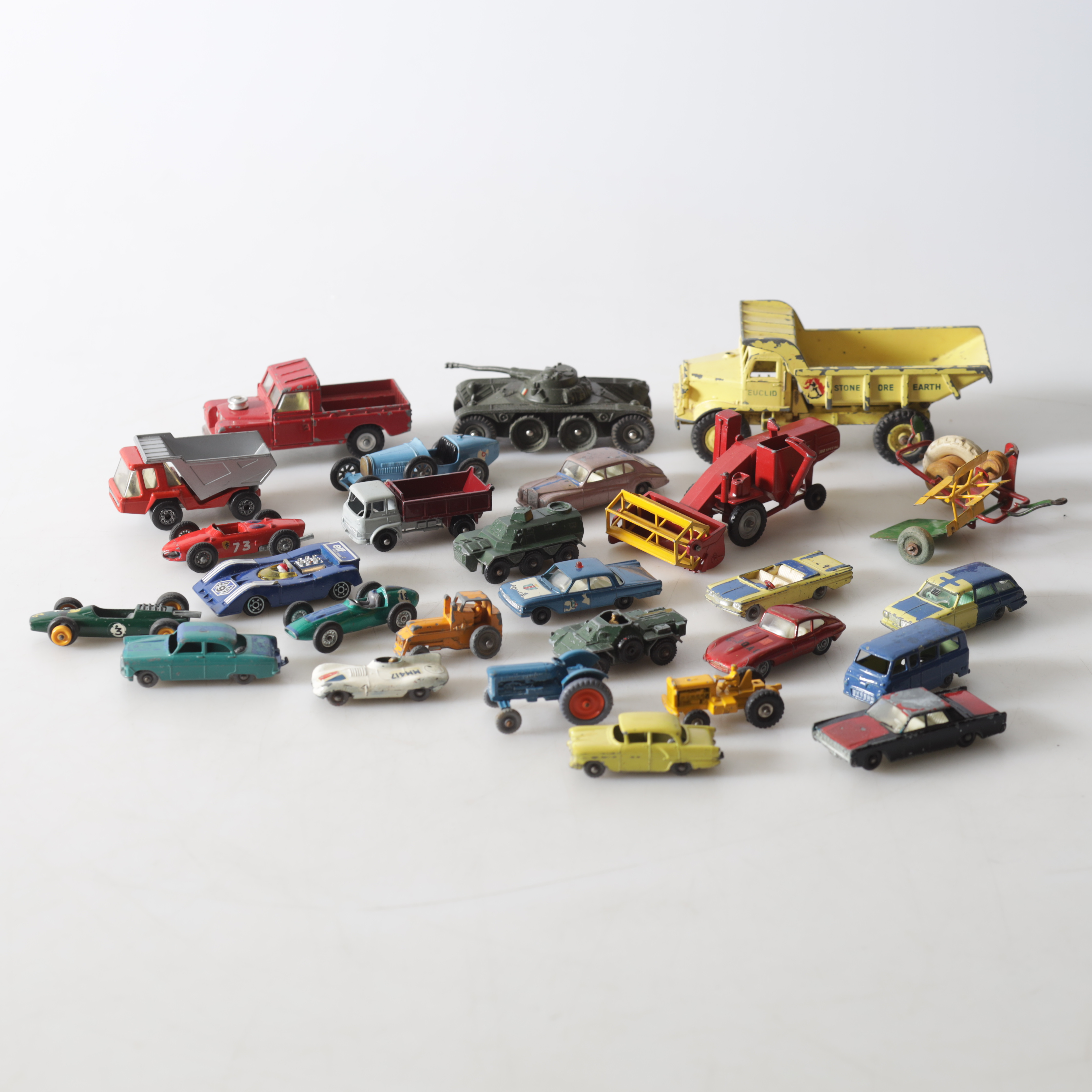 MODELLBILAR, 36 st. Plåt, delvis Lesney. England, 1900-tal.