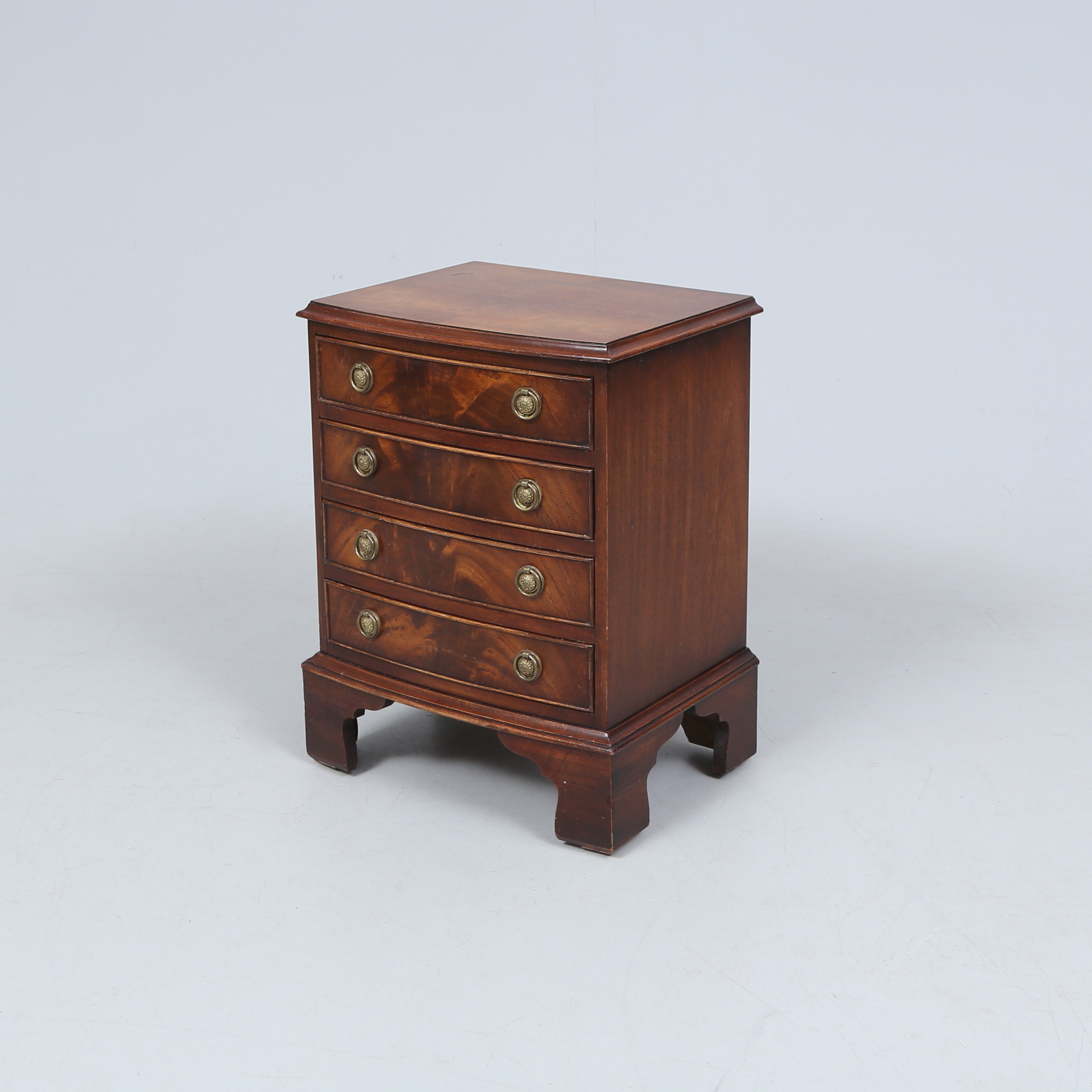 BYRÅ/SÄNGBORD, mahogny, engelsk stil, Reprodux.