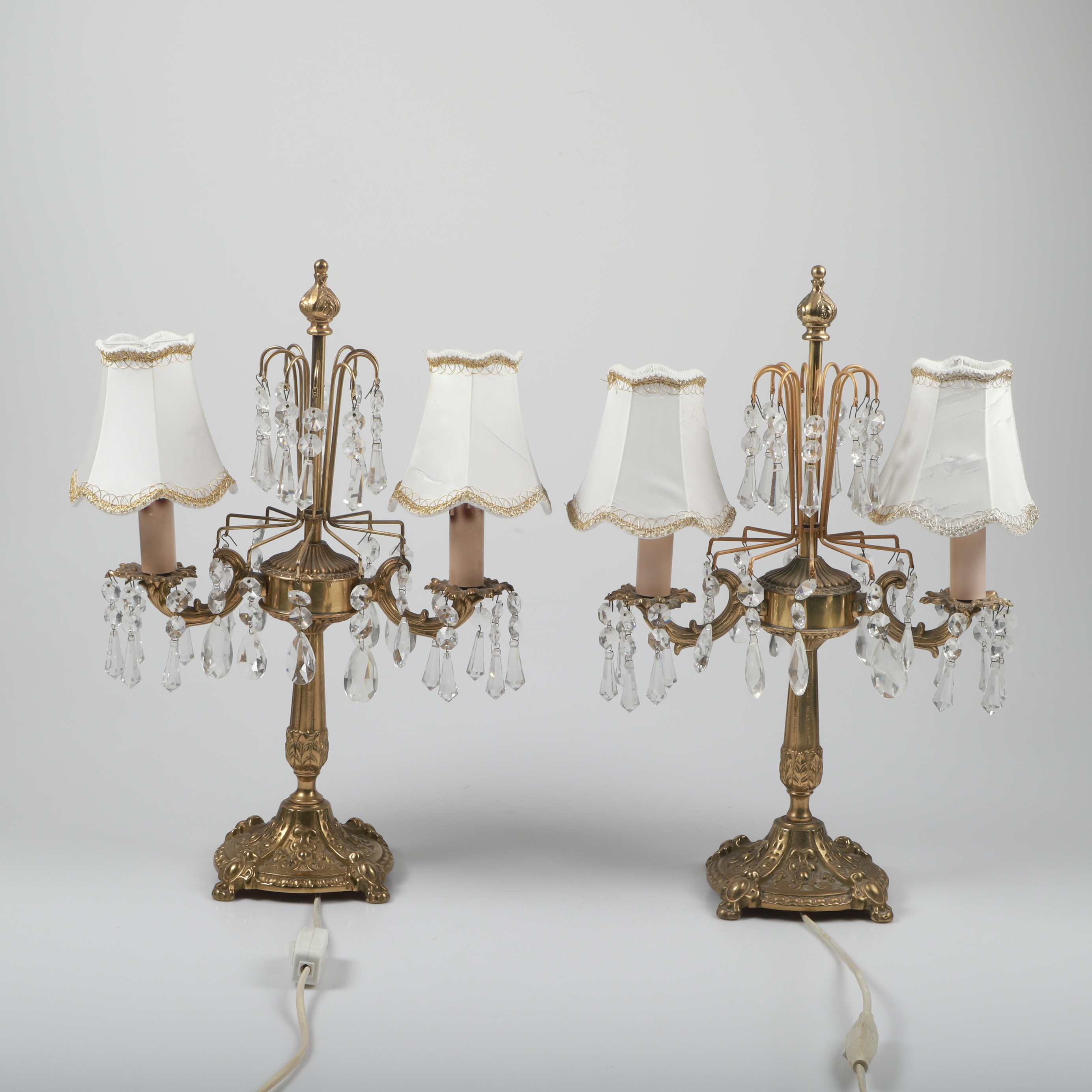 BORDSLAMPOR, 1 par, mässing med prismor, 1900-tal.