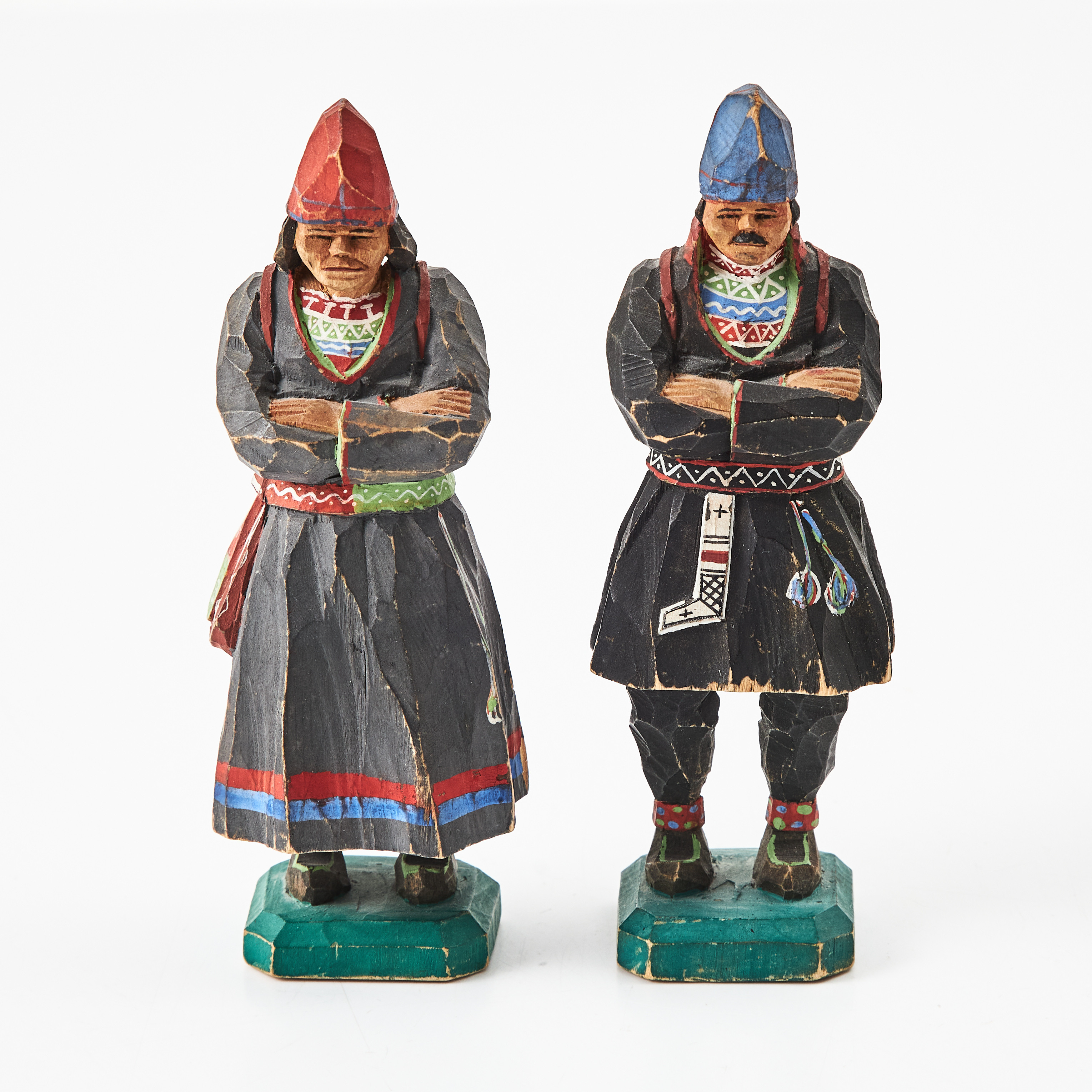 LARS ENARSSON (1888-1963). Figuriner, 1 par, snidat och polykromt bemålat trä, föreställande samepar.