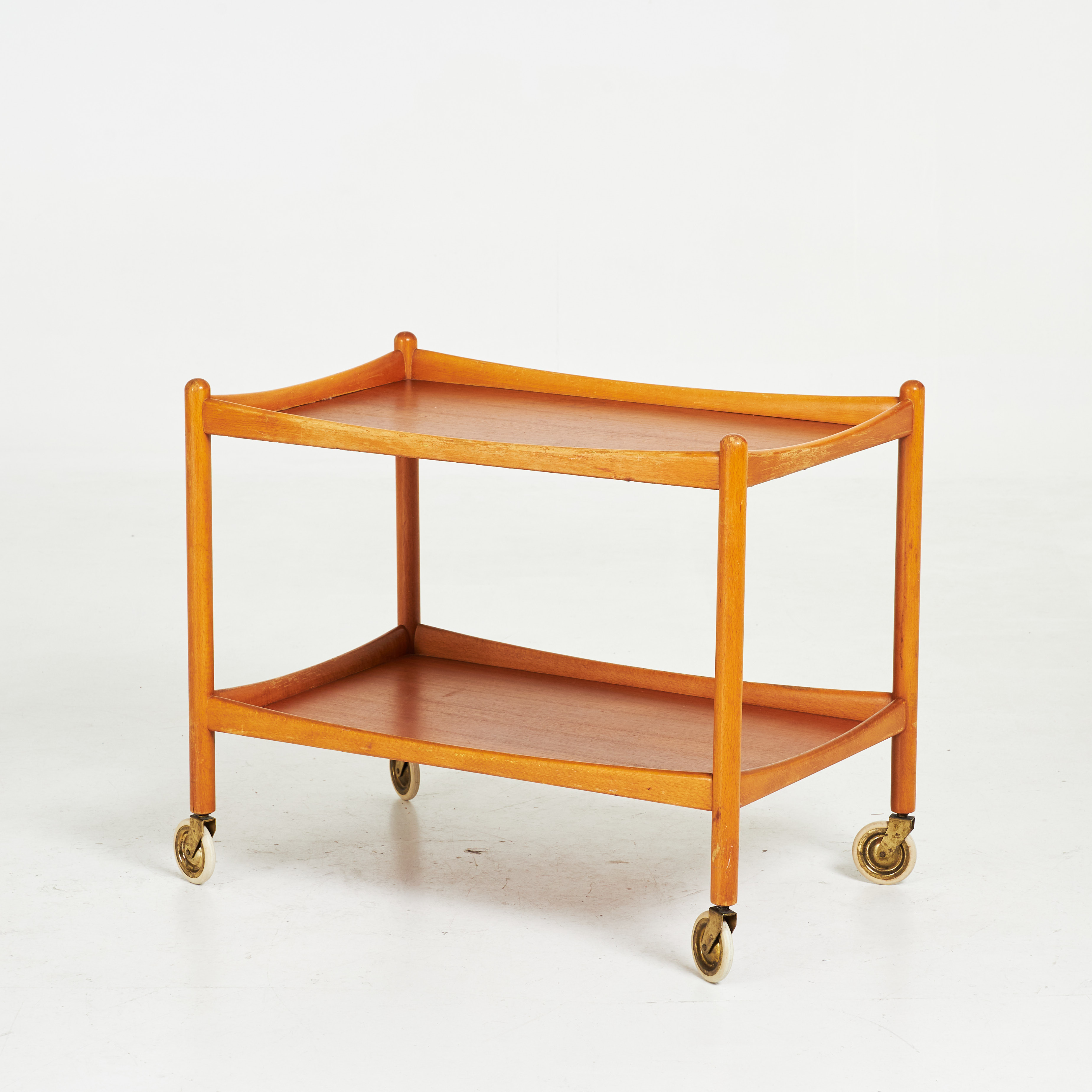 SERVERINGSVAGN, teak, på hjultrissor, 1900-talets mitt.