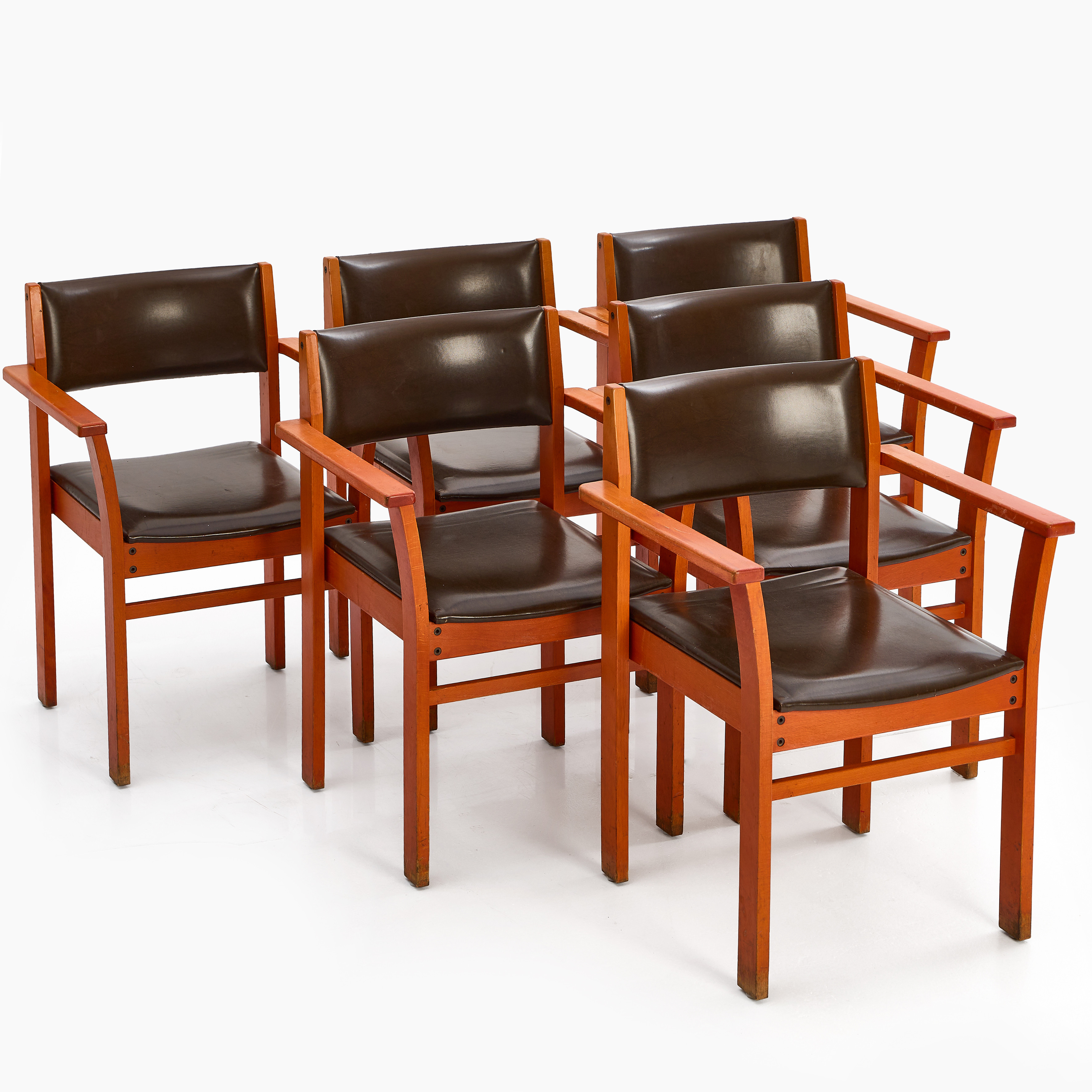 SVEN-KAI LARSEN. KARMSTOLAR, 6 st. Ströms möbler, Rosenfors, rödbetsade, brun galon. Stapelbara.