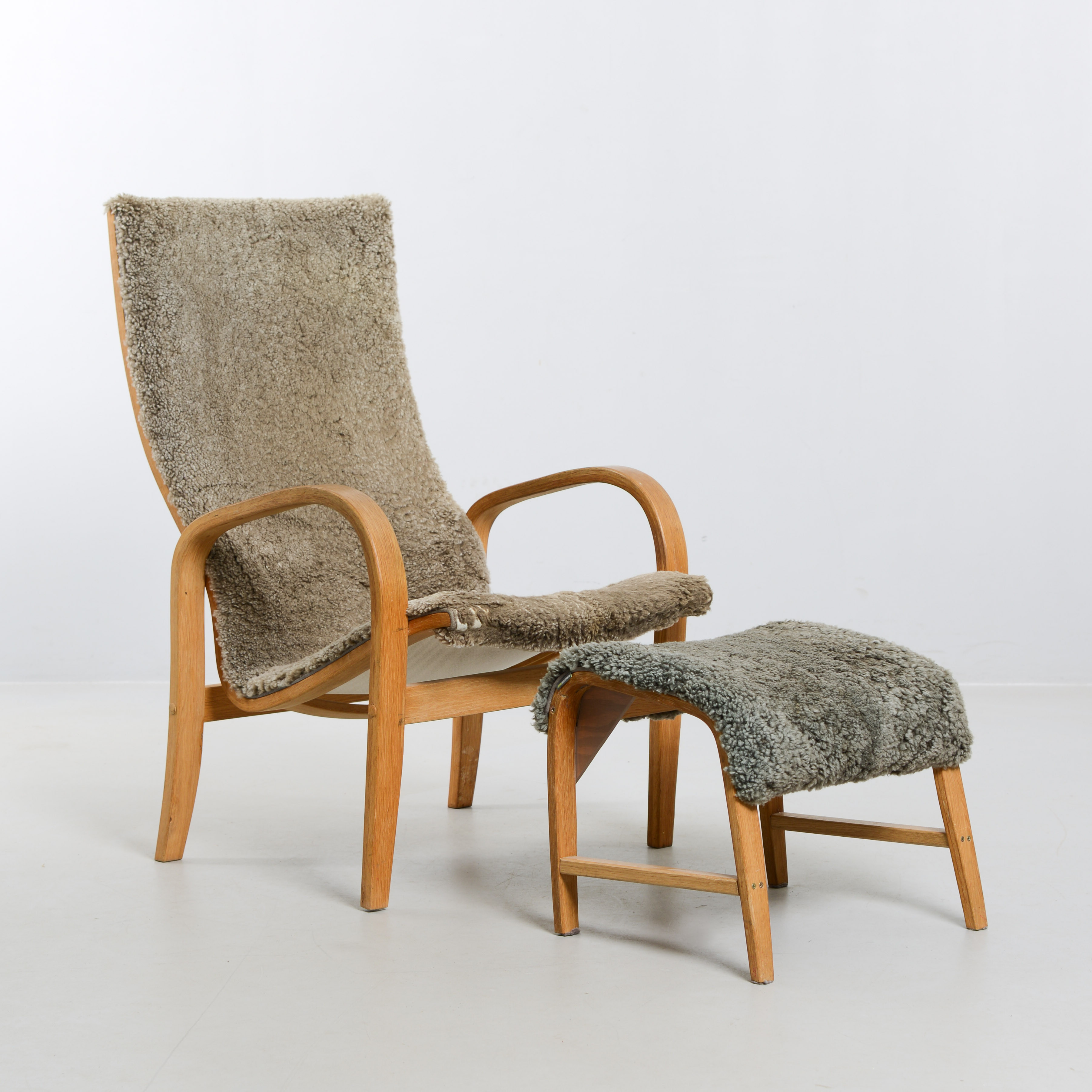 FÅTÖLJ med FOTPALL, fårskinn & ek, 2000-tal.