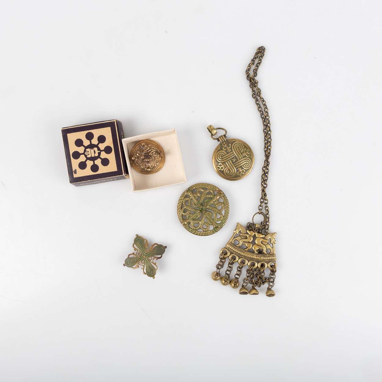 KALEVALA KORU, halsband, hänge, 3 stycken broscher.