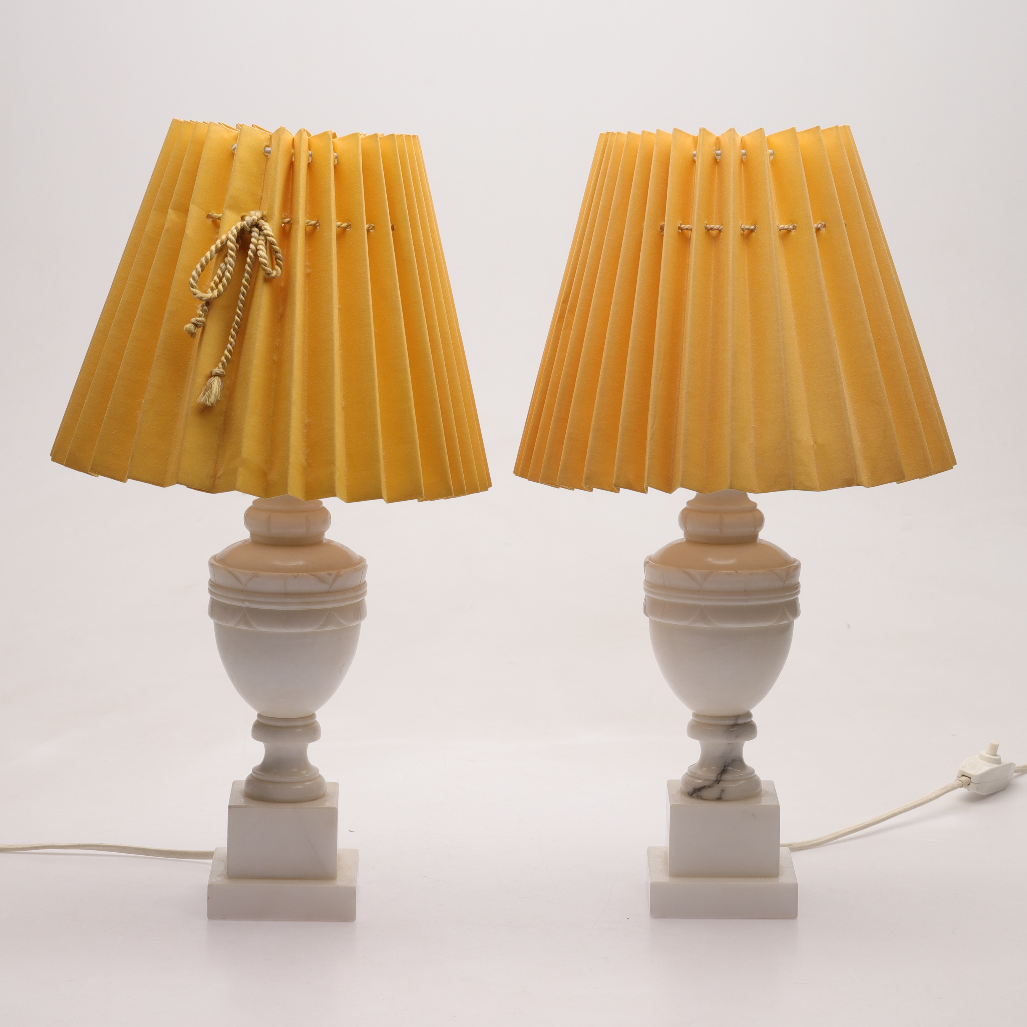 BORDSLAMPOR, 1 par, alabaster, Italien, 1900-talets andra hälft.