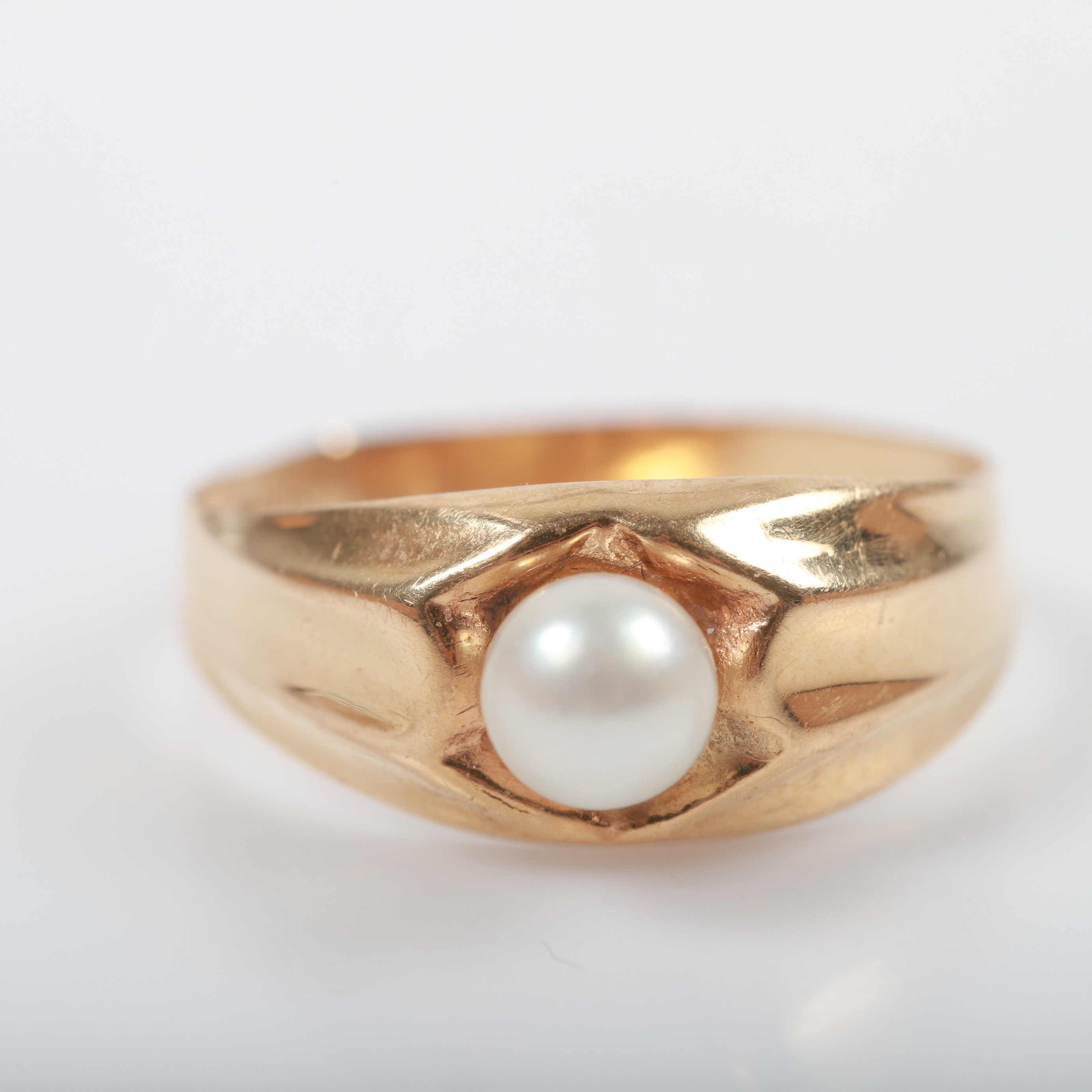 RING, 18 K guld med odlad pärla, Ternud, Köping, 1968.
