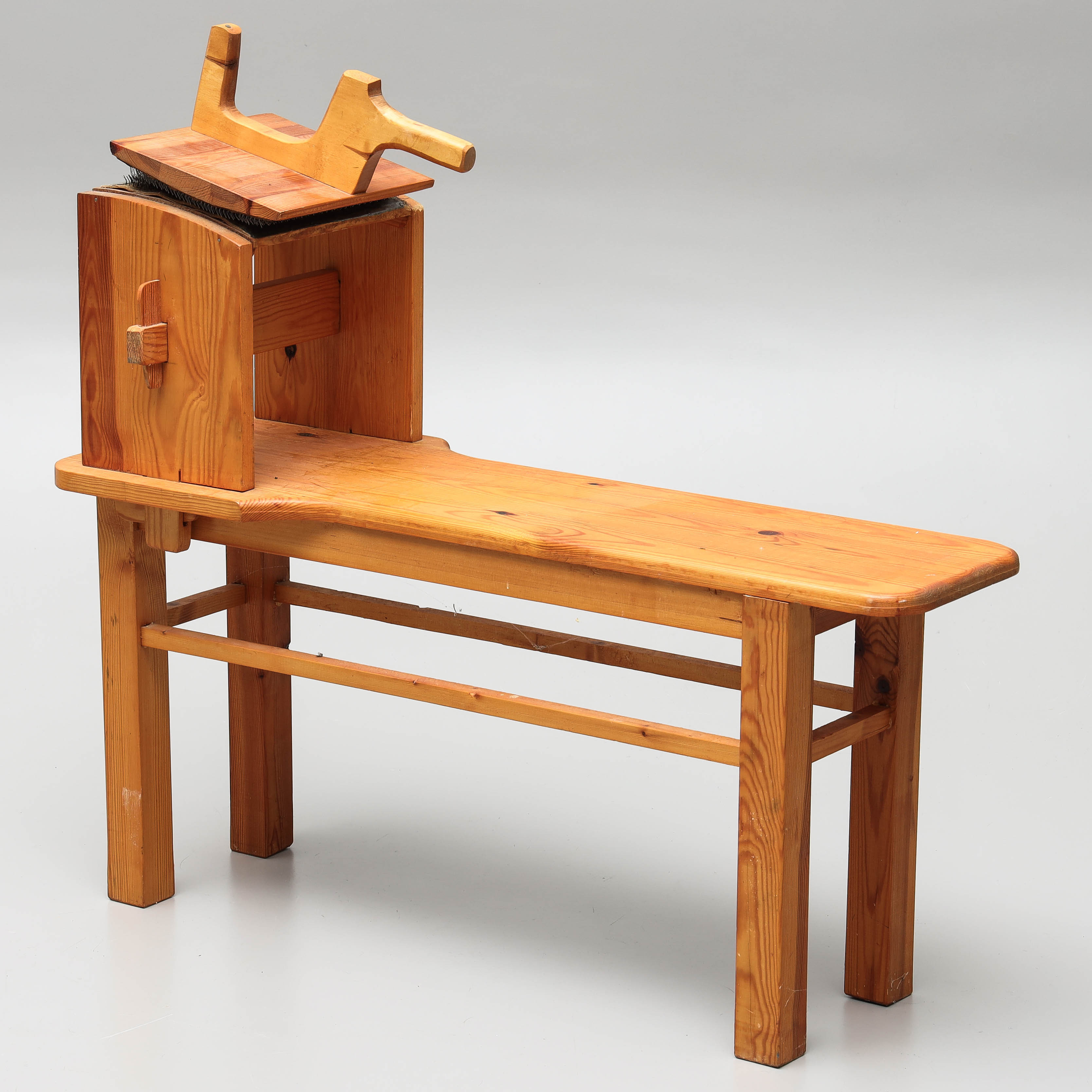 KARDBÄNK, furu, 1900-talets senare del.