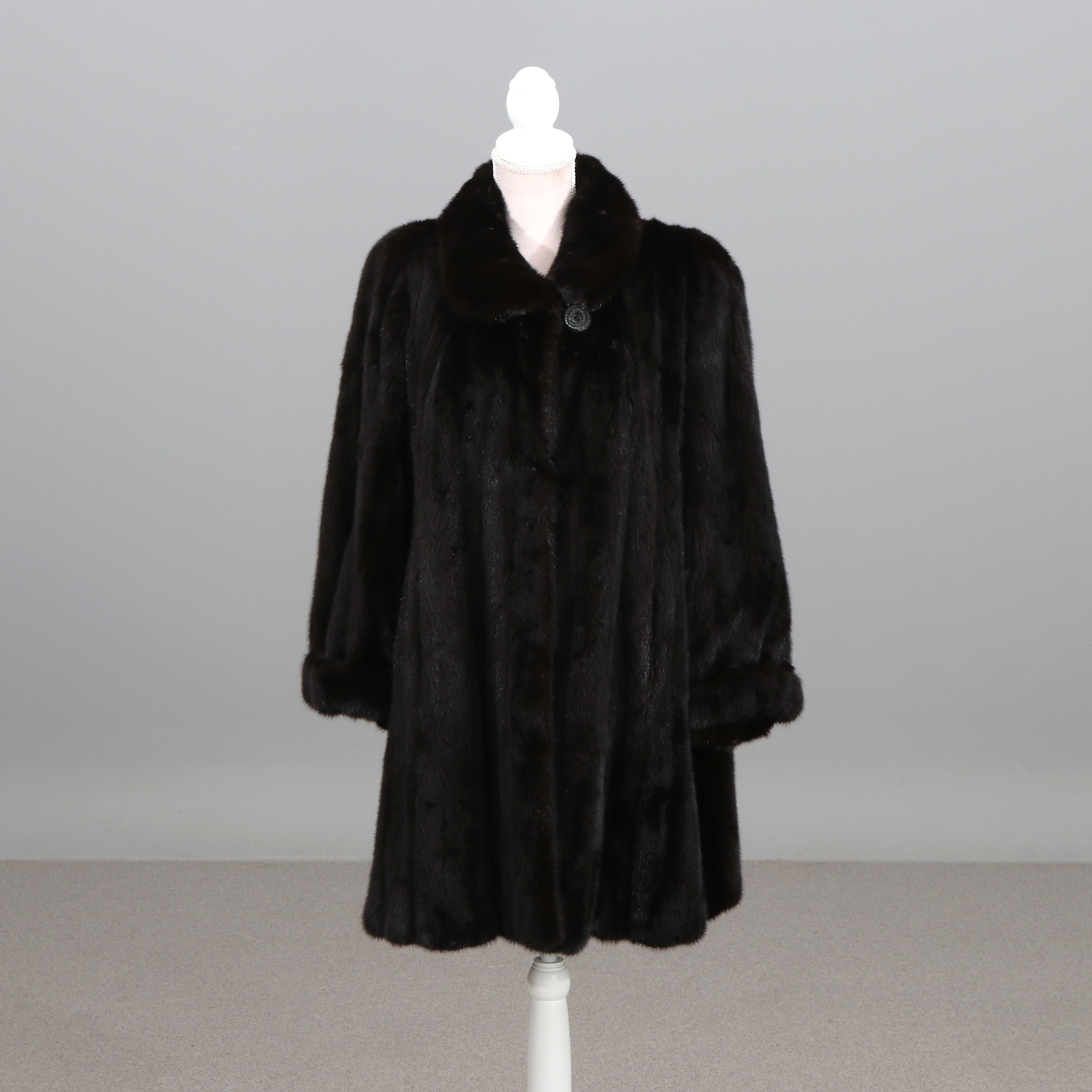 PÄLSKAPPA. Swaggermodell i helryckt svartbrun mink.