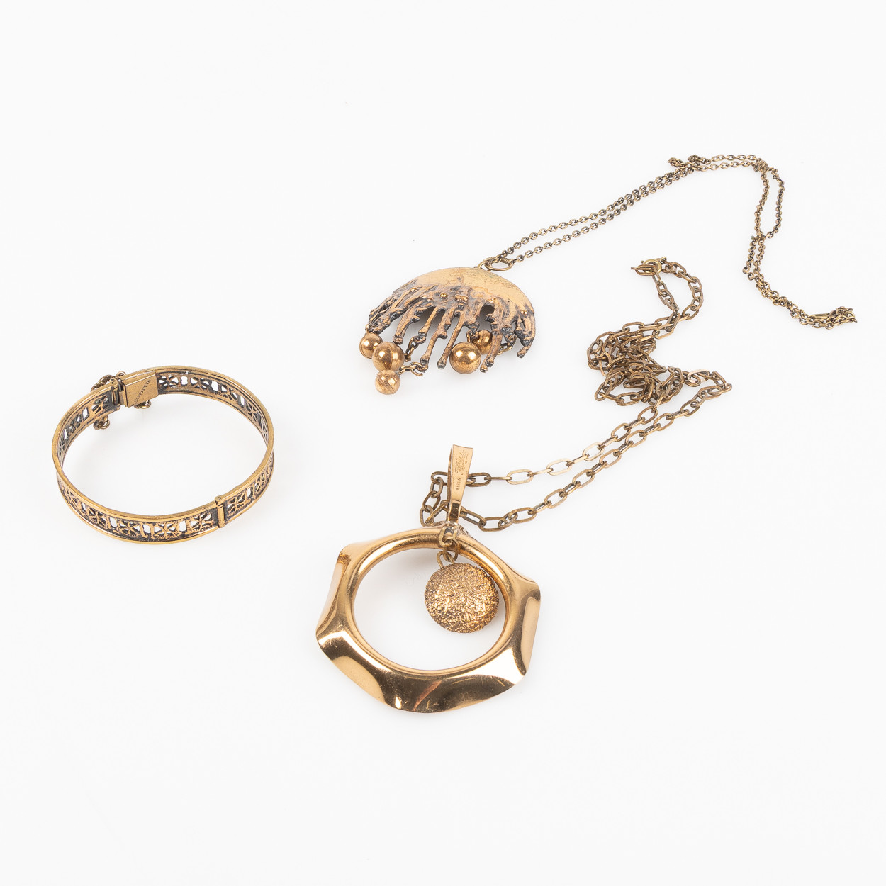 PENTTI SARPANEVA för Kalevala Koru samt KE PALMBERG för Alton, två halsband samt armband i brons.