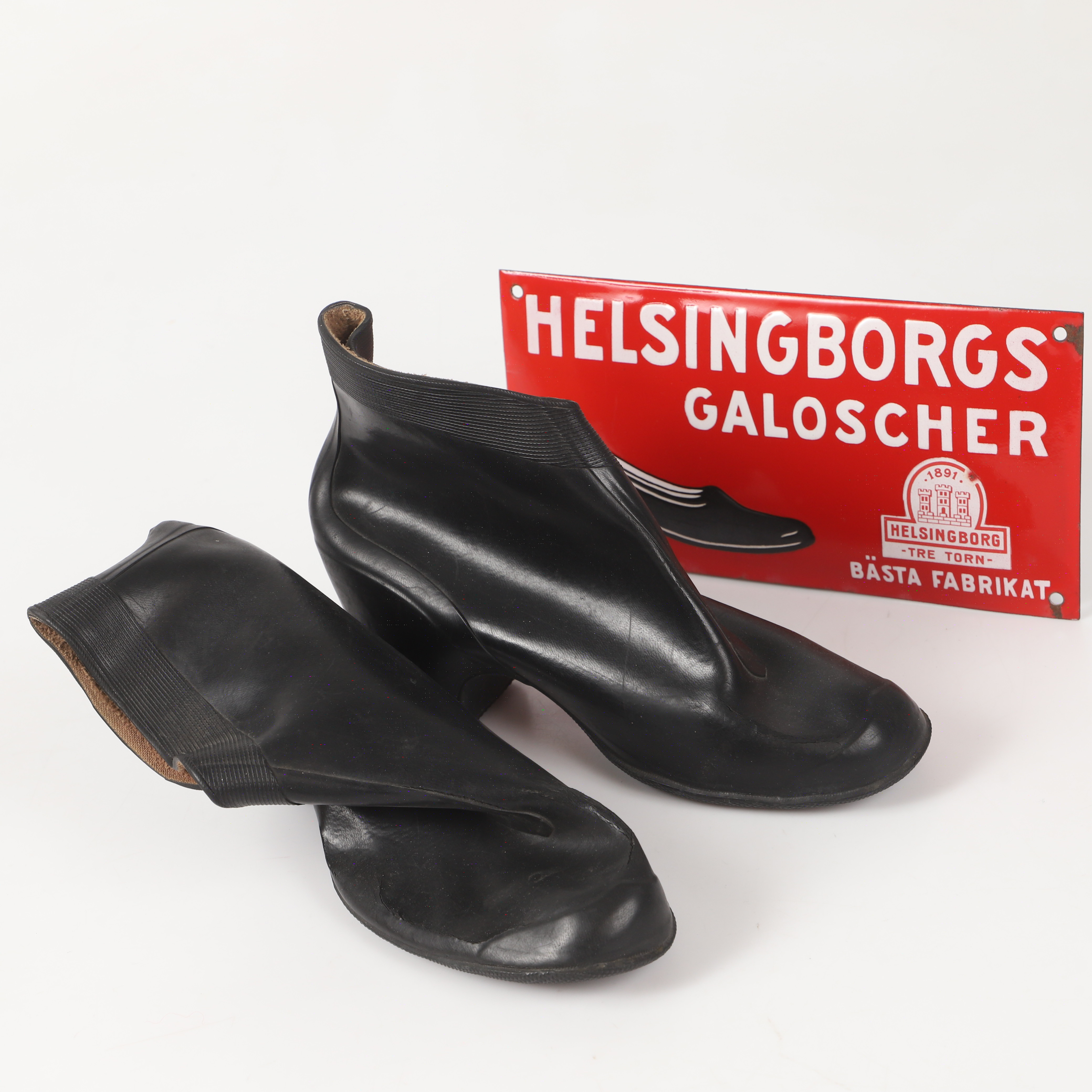 SKYLT OCH PAMPUSCHER, "Tre Torn", emaljerad metall/gummi, 1900-tal.