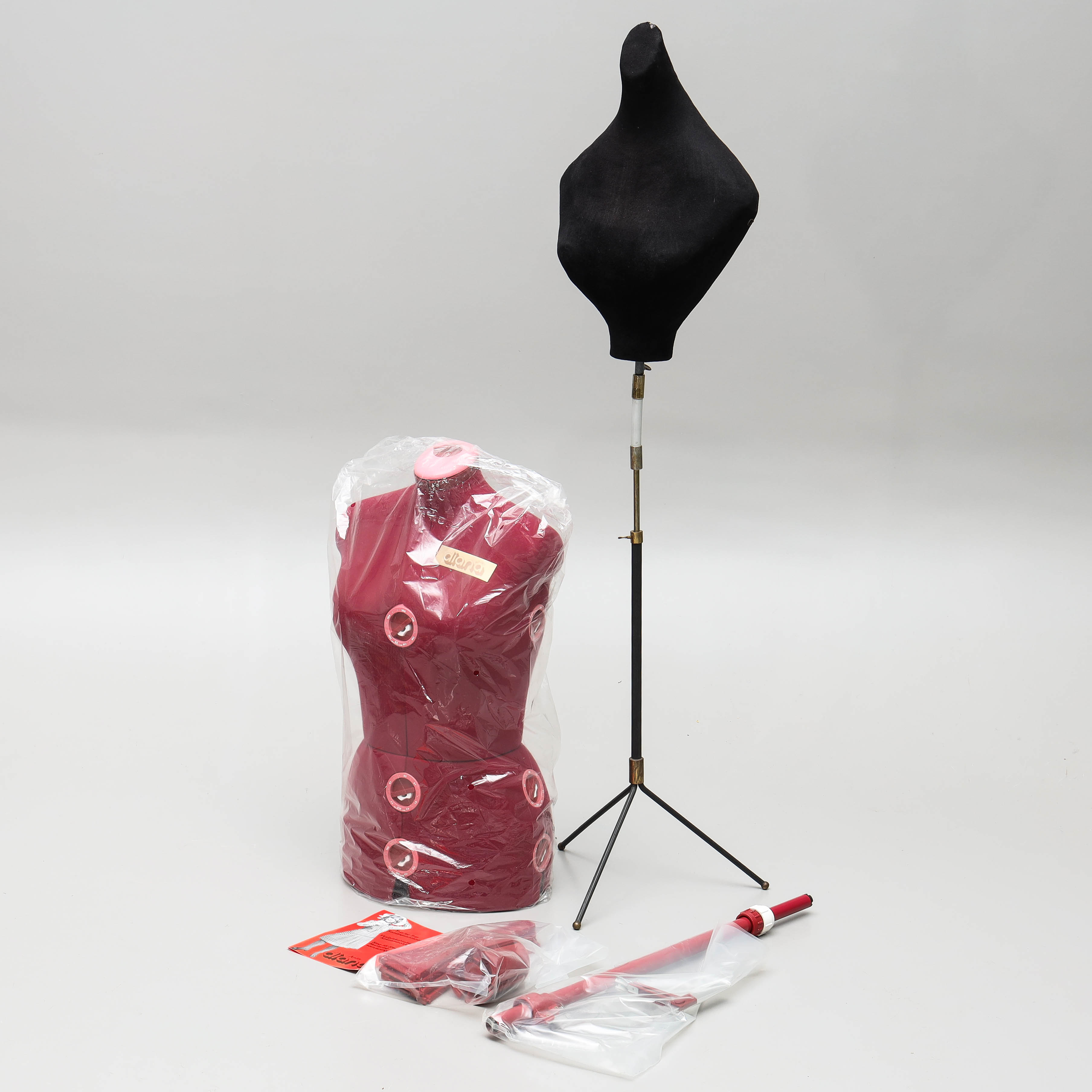 PROVDOCKOR, 2 delar, plast, "Diana" Ardis, samt halvbyst på metallfot, 1900-tal.