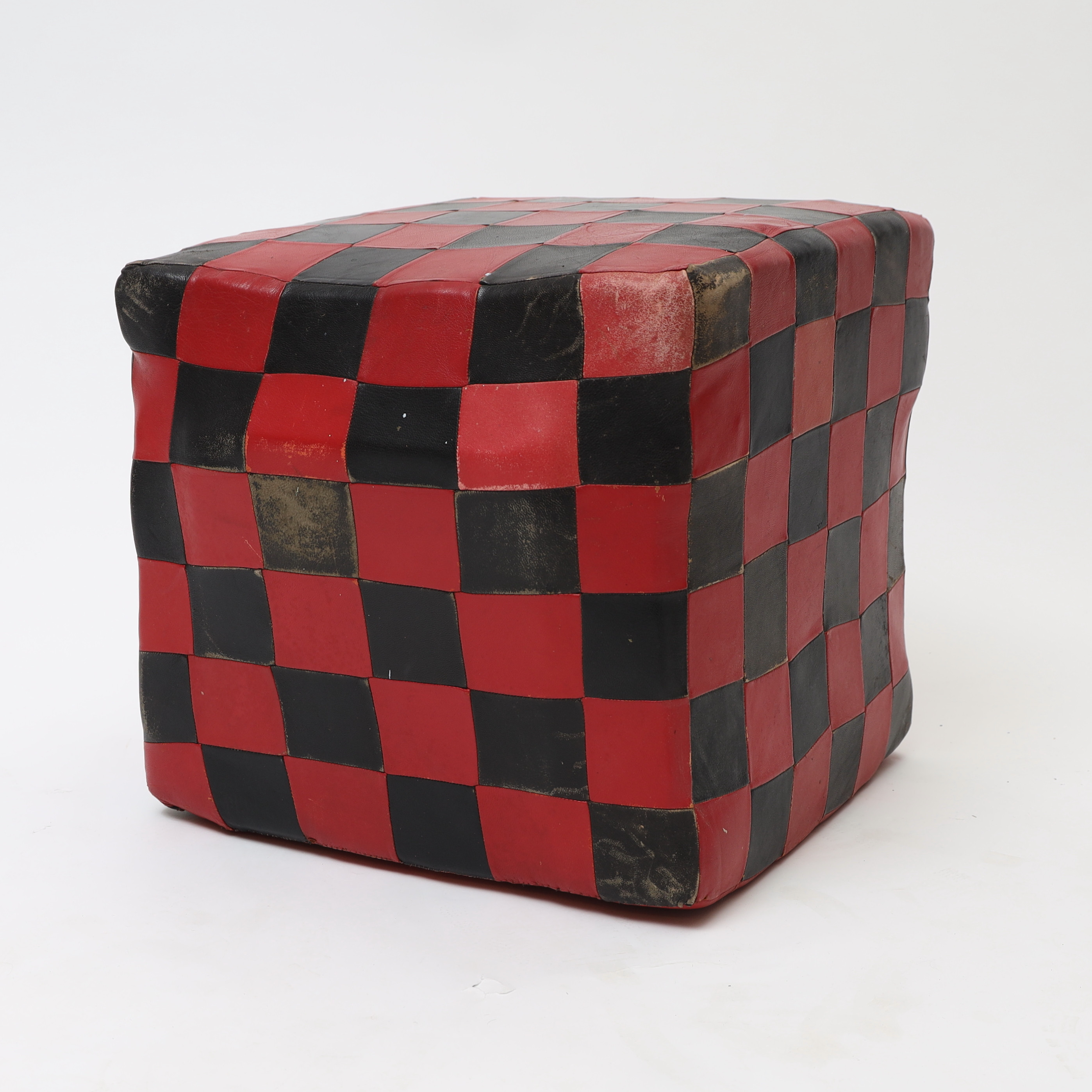 SITTPUFF I SKINN, schackrutigt mönster 1900-talets andra hälft.
