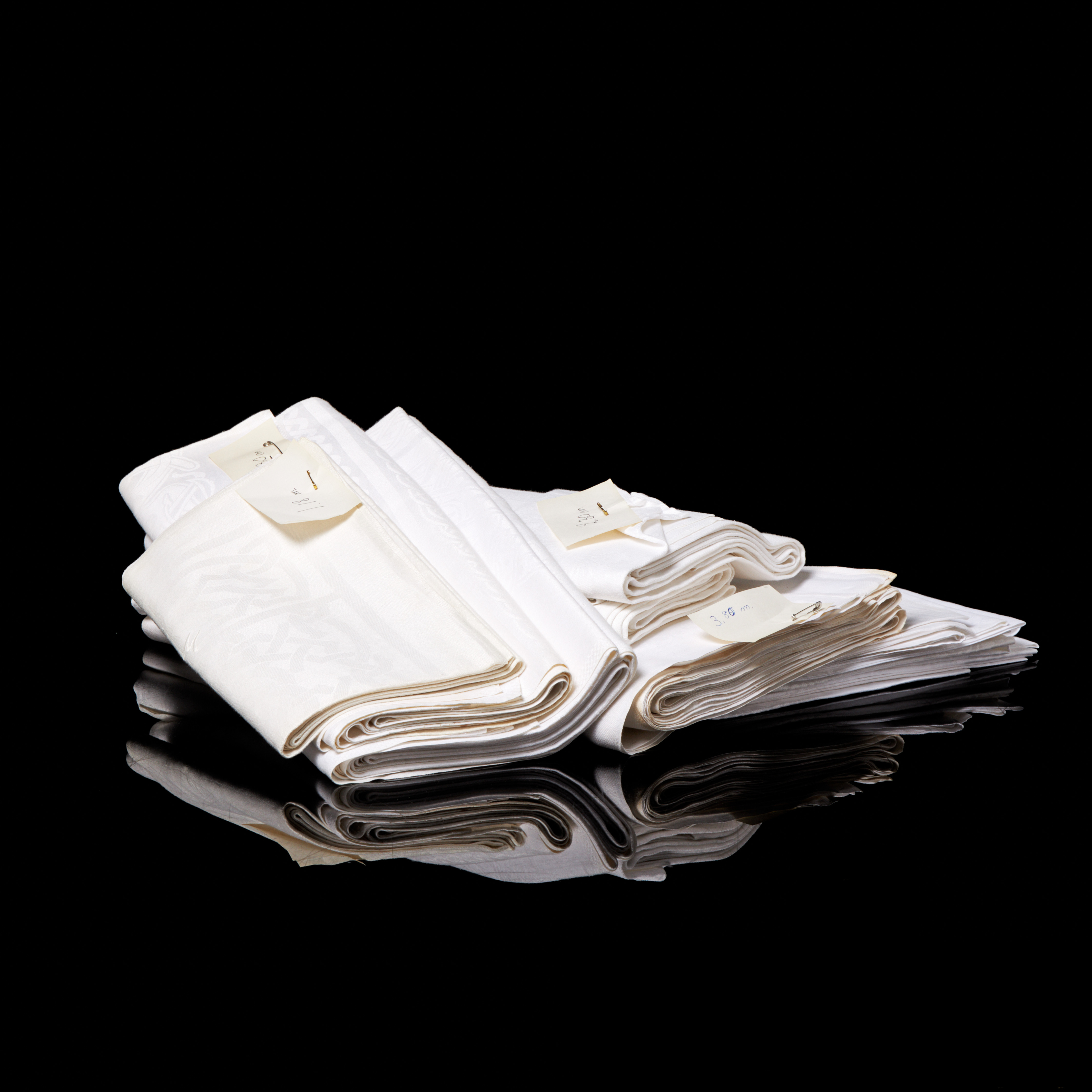 LINNEDUKAR 5 st och SERVEVETTER 17 st . Bl a 2 dukar Drakslingan Sohlman, varierande motiv, 1900 tal.