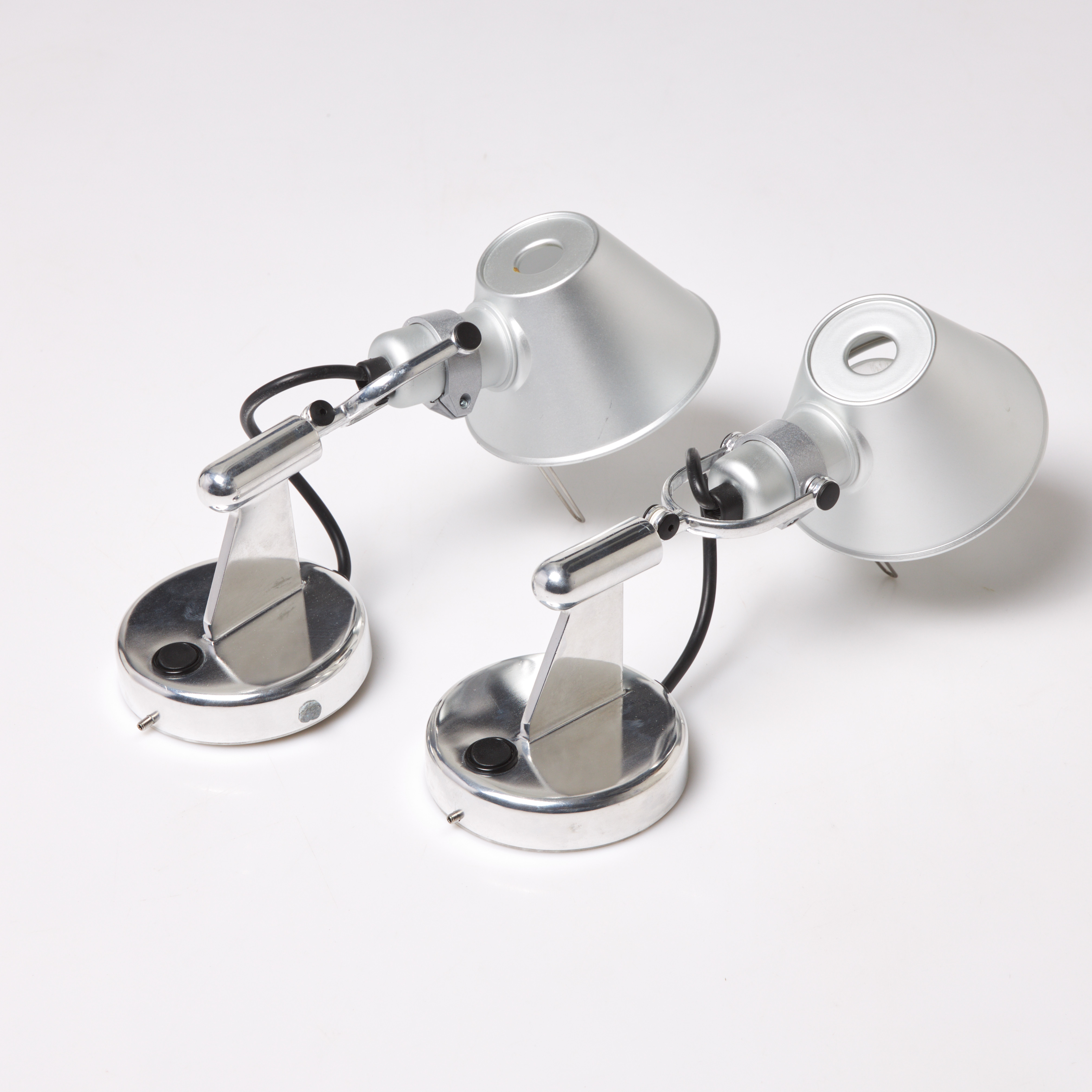 MICHELE DE LUCCHI & GIANCARLO FASSINA. "Tolomeo", vägglampor, ett par, Artemide, Italien, polerad aluminium med skärmar i matt, anodiserad aluminium.