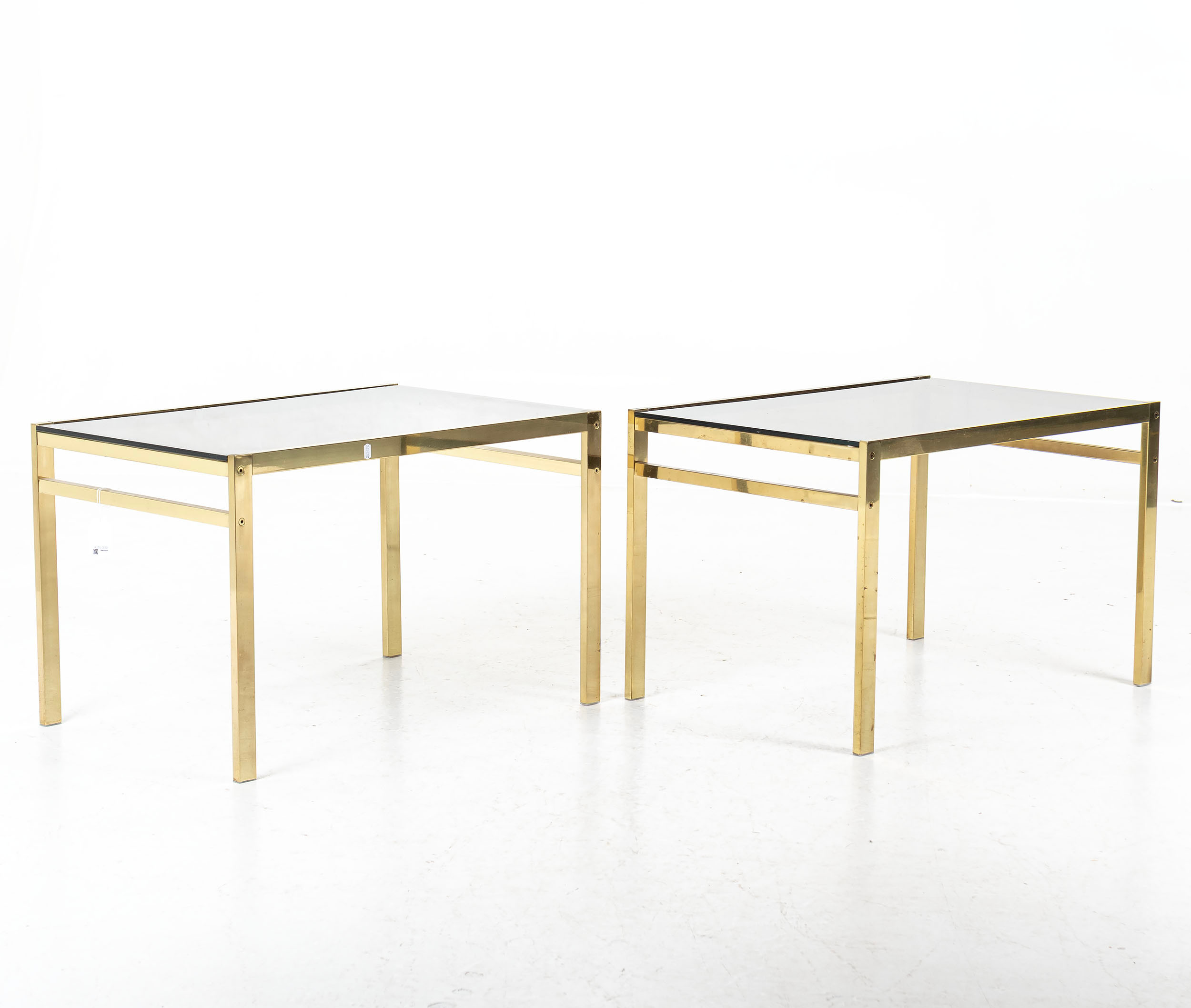 SIDOBORD, ett par, mässing med skiva i röktonat glas, 1900-talets senare del.