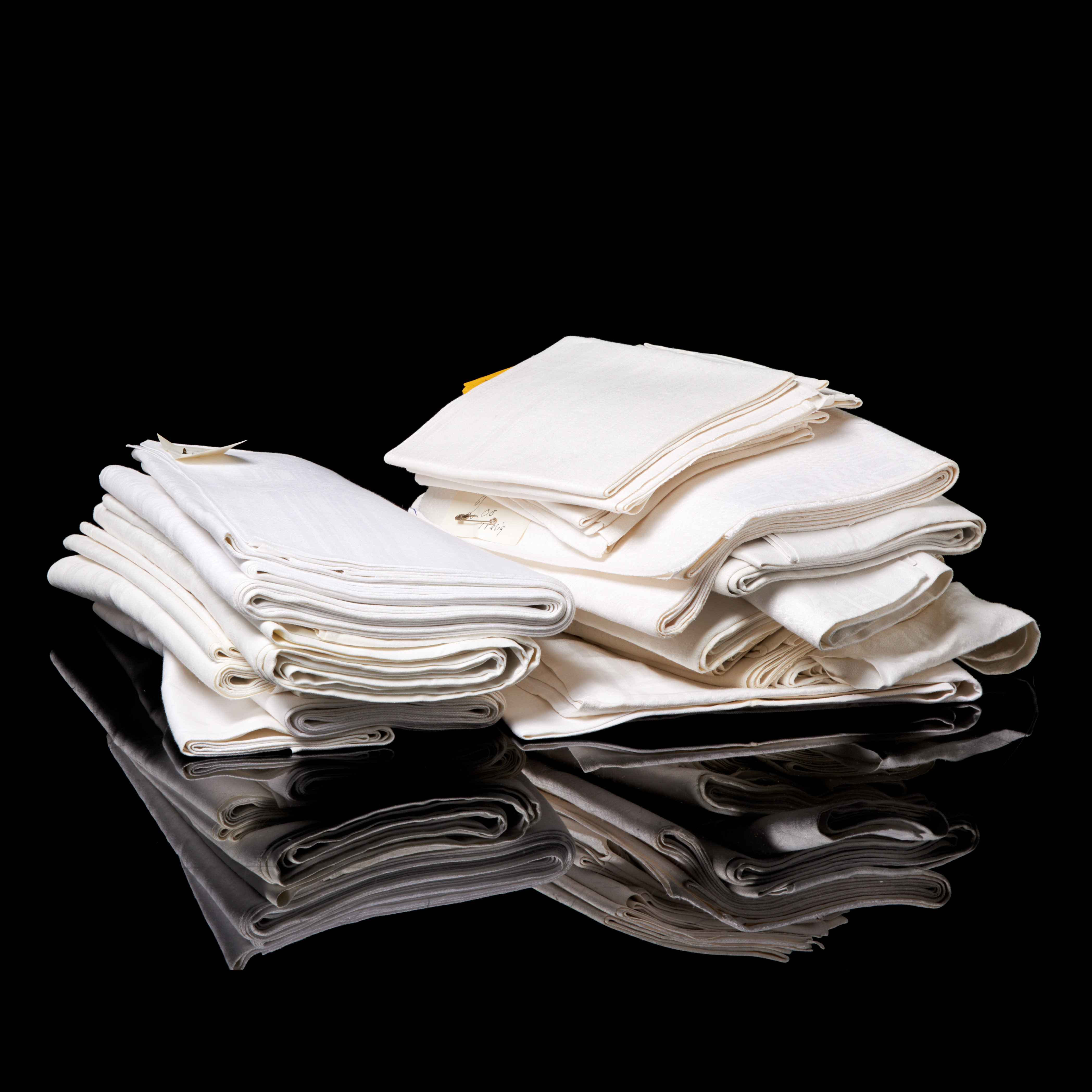 LINNEDUKAR 14 st och SERVETTER 6 st. Blandade dekorer, 18-1900 tal.