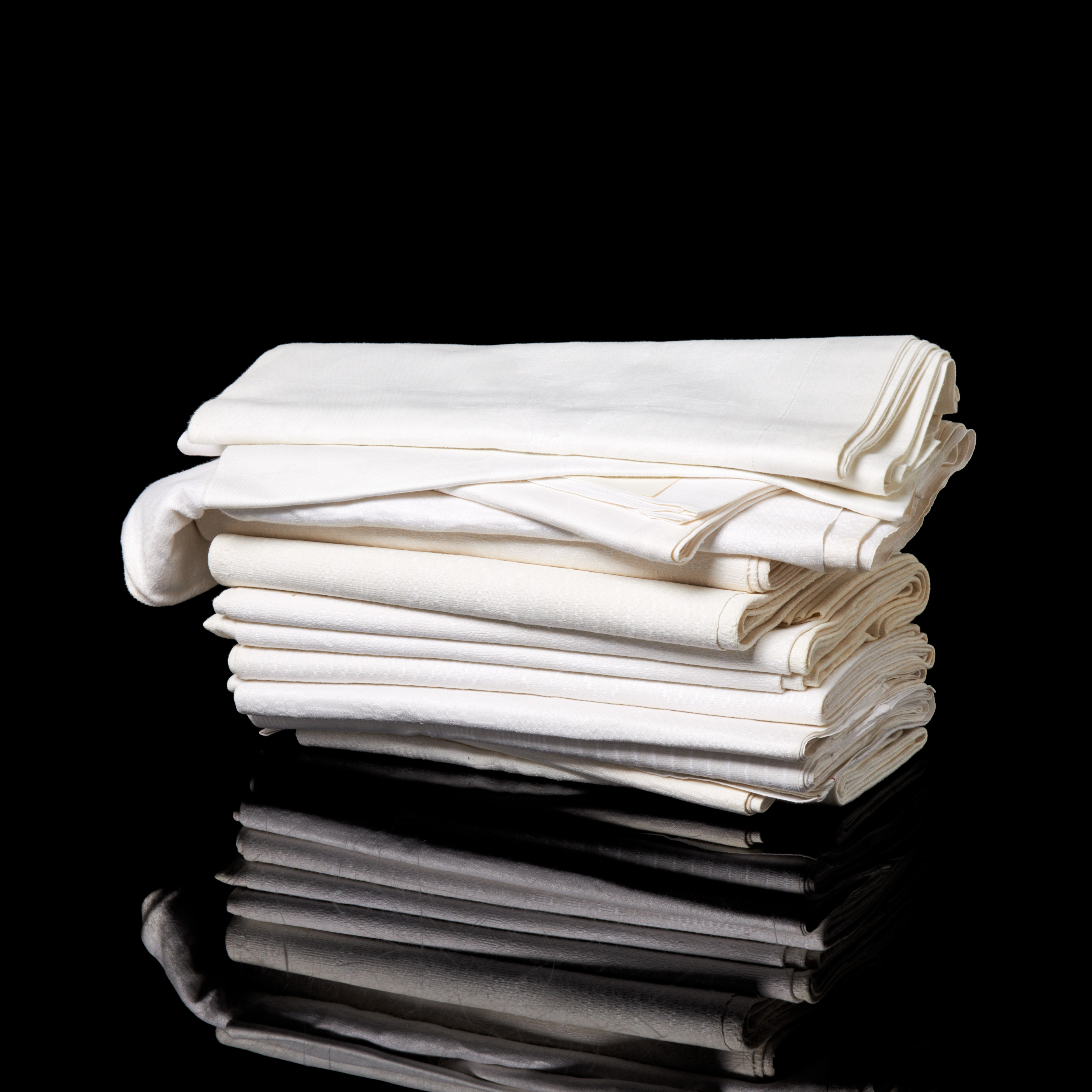 DUKAR. 11 st, varierande dekor, merparten hellinne, några delar med blandning.