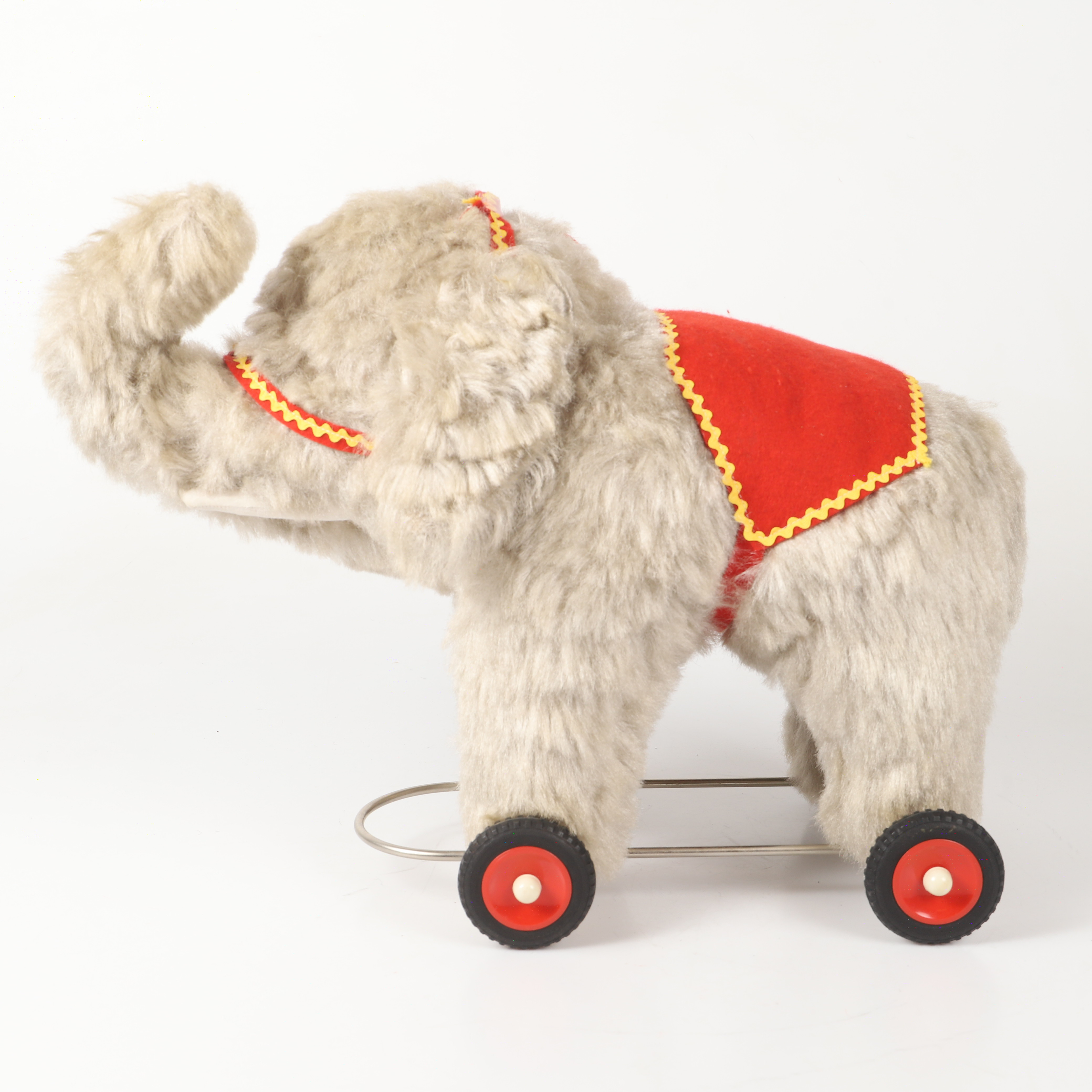 LEKSAKSELEFANT, metall/textil på hjul, 1900-talets andra hälft.