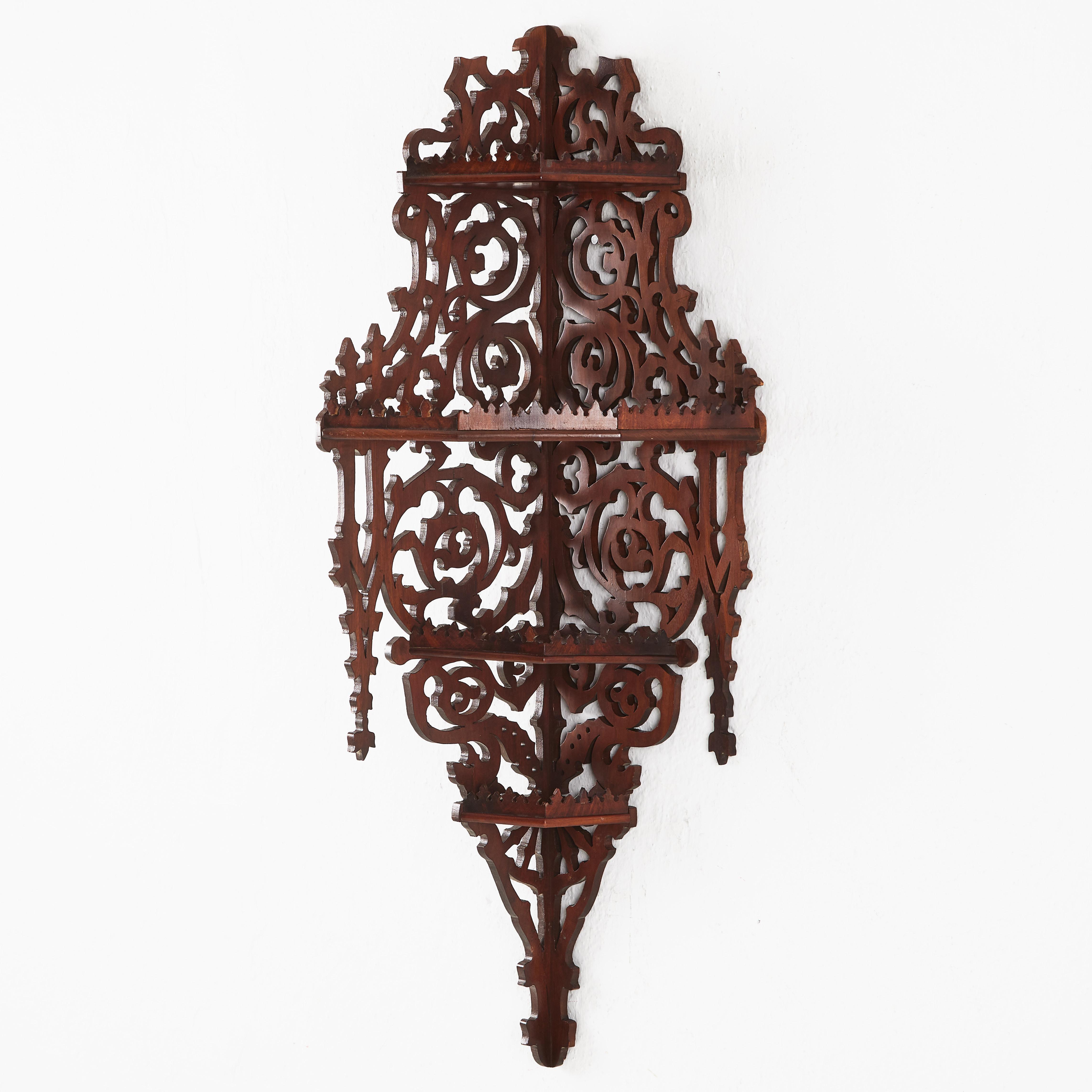 HYLLA, för hörn, 1800-talets slut, fanérad i mahogny, genombrutet bakstycke.