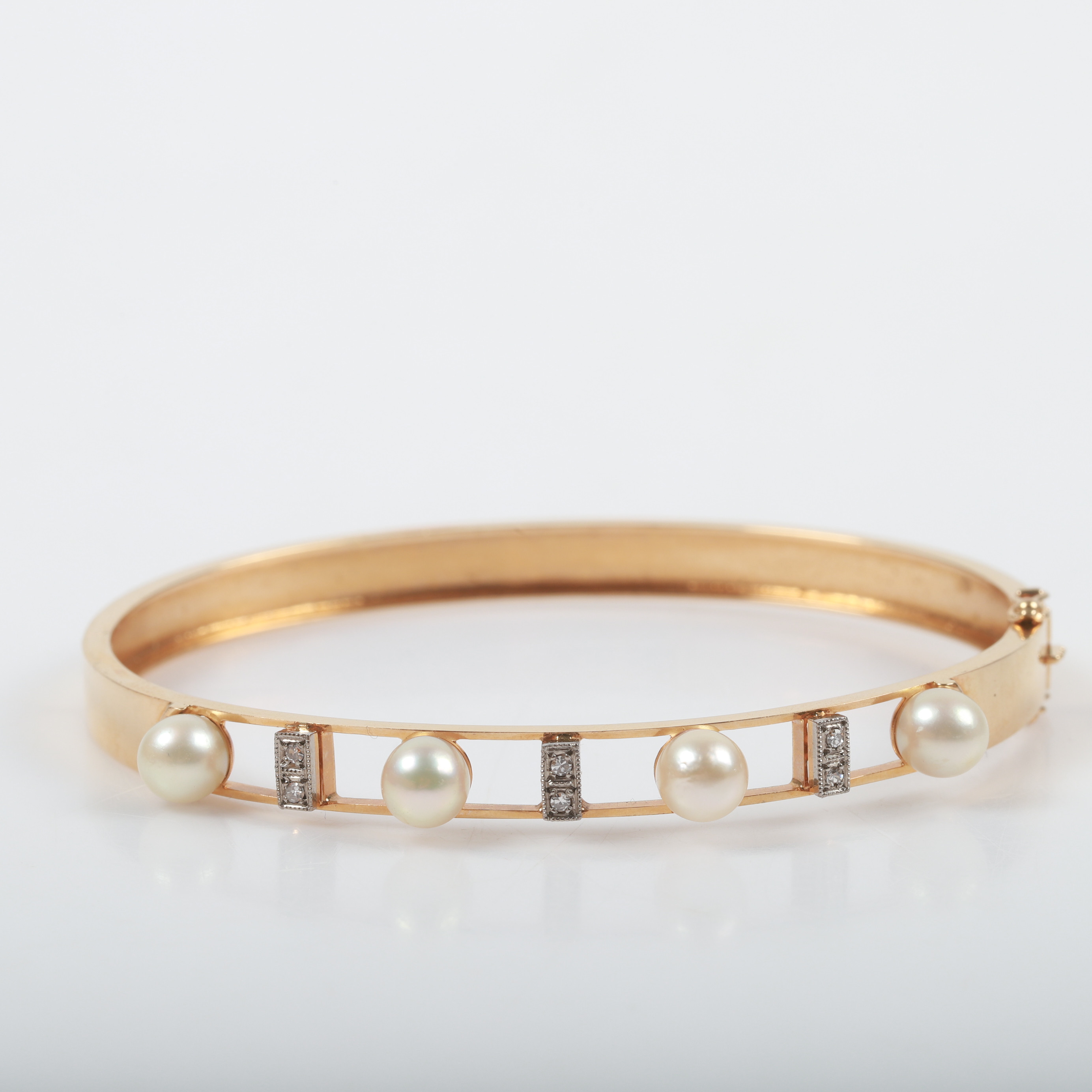 ARMBAND, 18 K guld med odlade pärlor och briljantslipade diamanter, Svedboms Guldsmeds AB, Vetlanda, 1960.