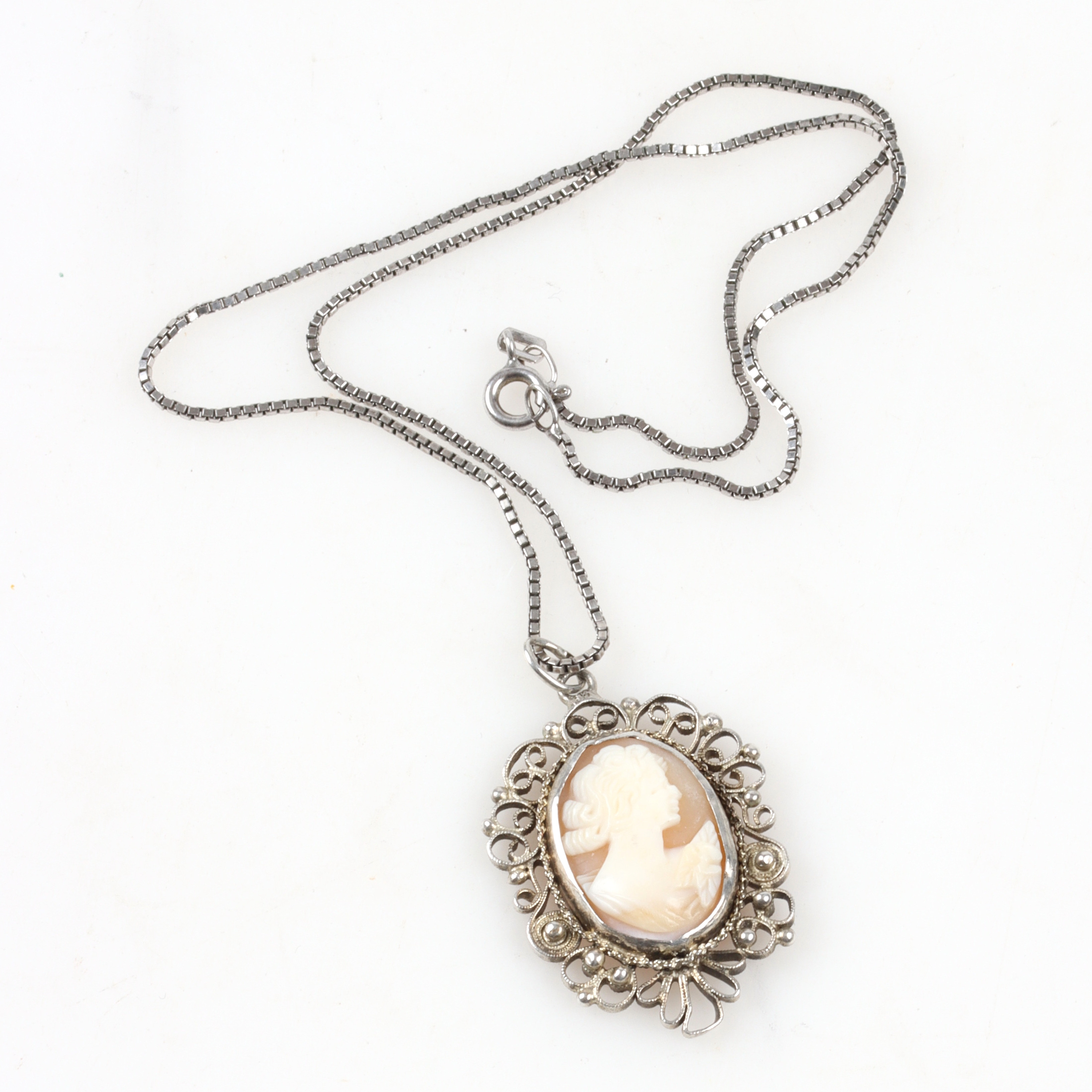 HÄNGSMYCKE med kedja, Camé, silver, 1900-tal.