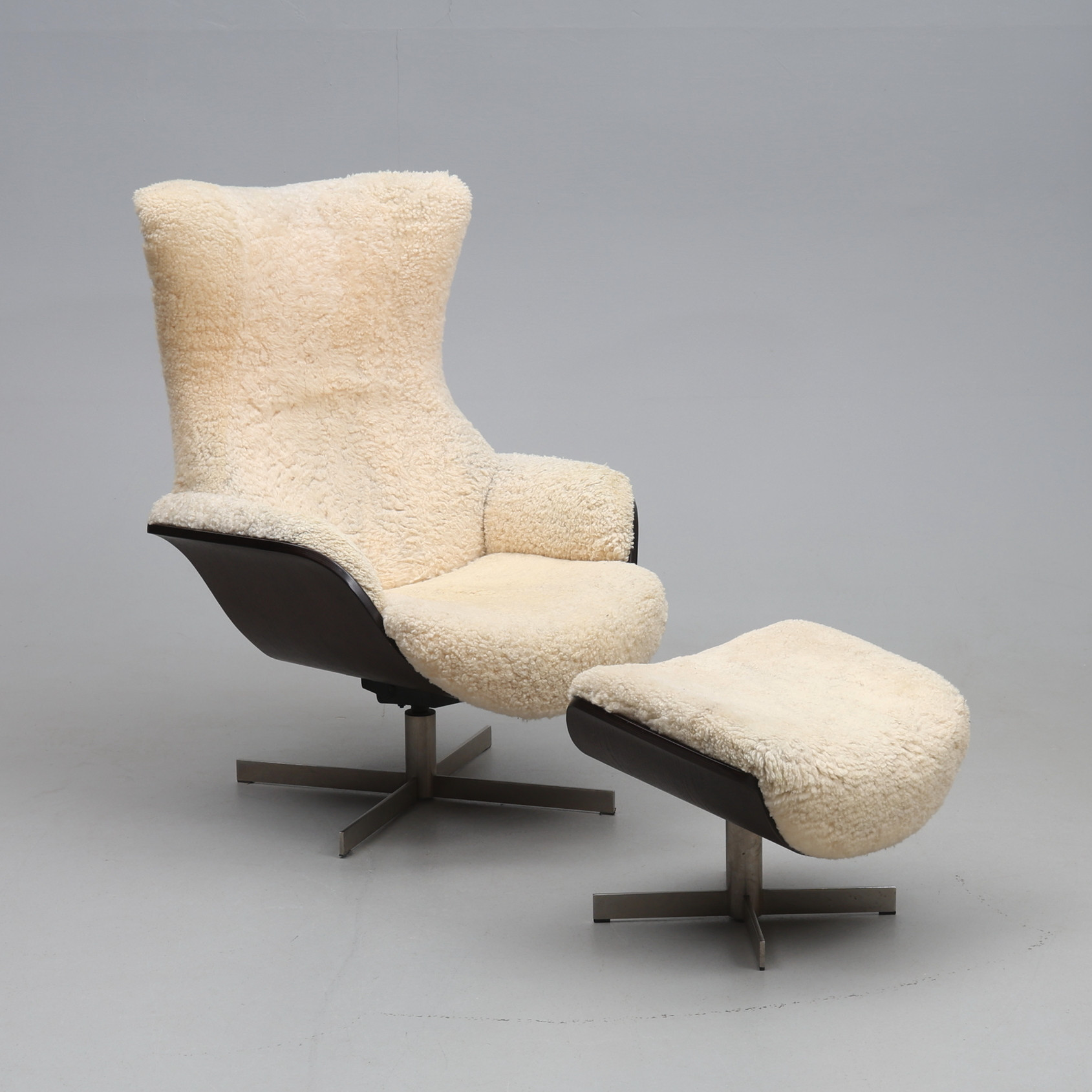 ÖRONLAPPSFÅTÖLJ MED FOTPALL, klädd i fårskinnspäls.