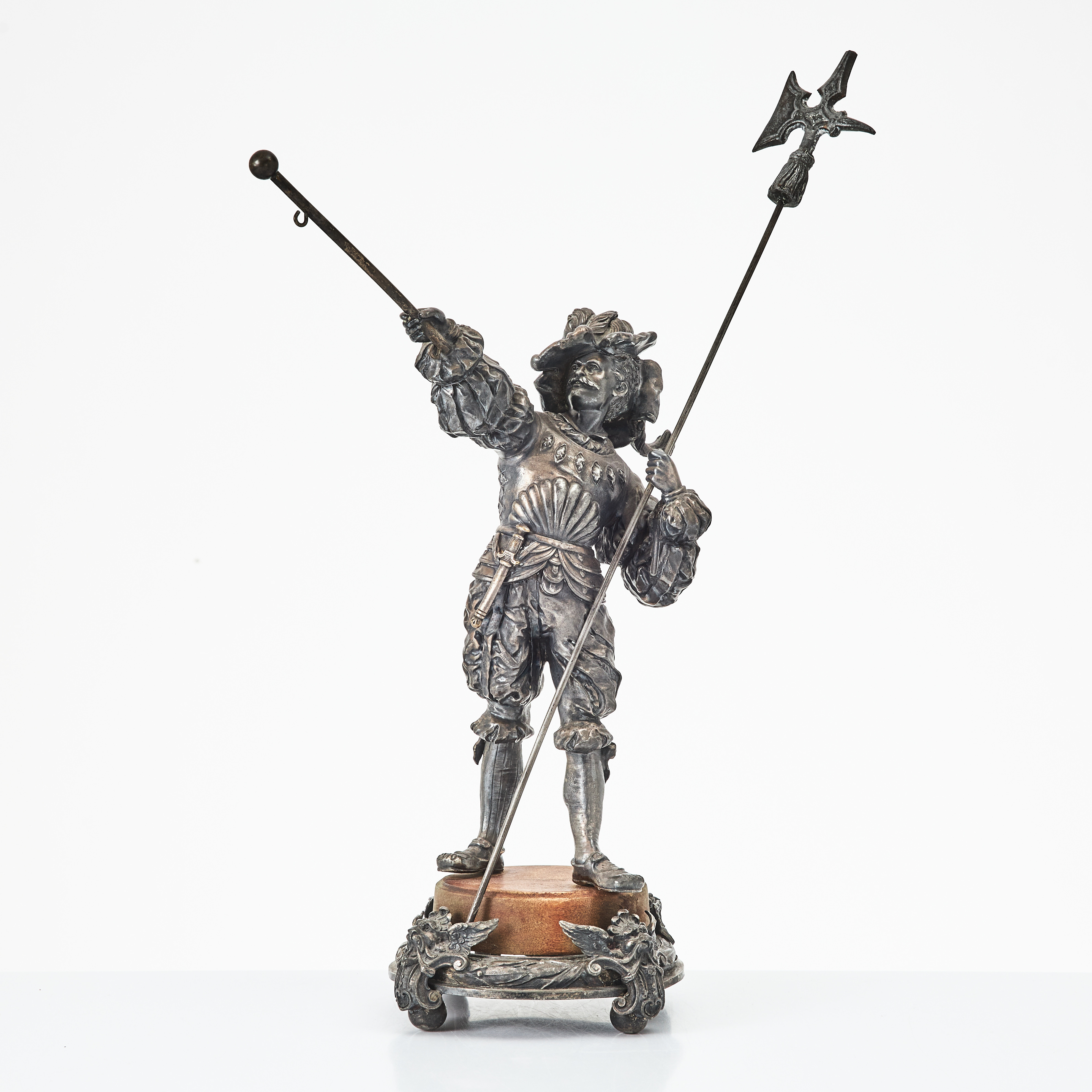 WURTTEMBERGISCHE METALLWARENFABRIK. Figurin, försilvrad vitmetall, på träsockel, omkring 1900.