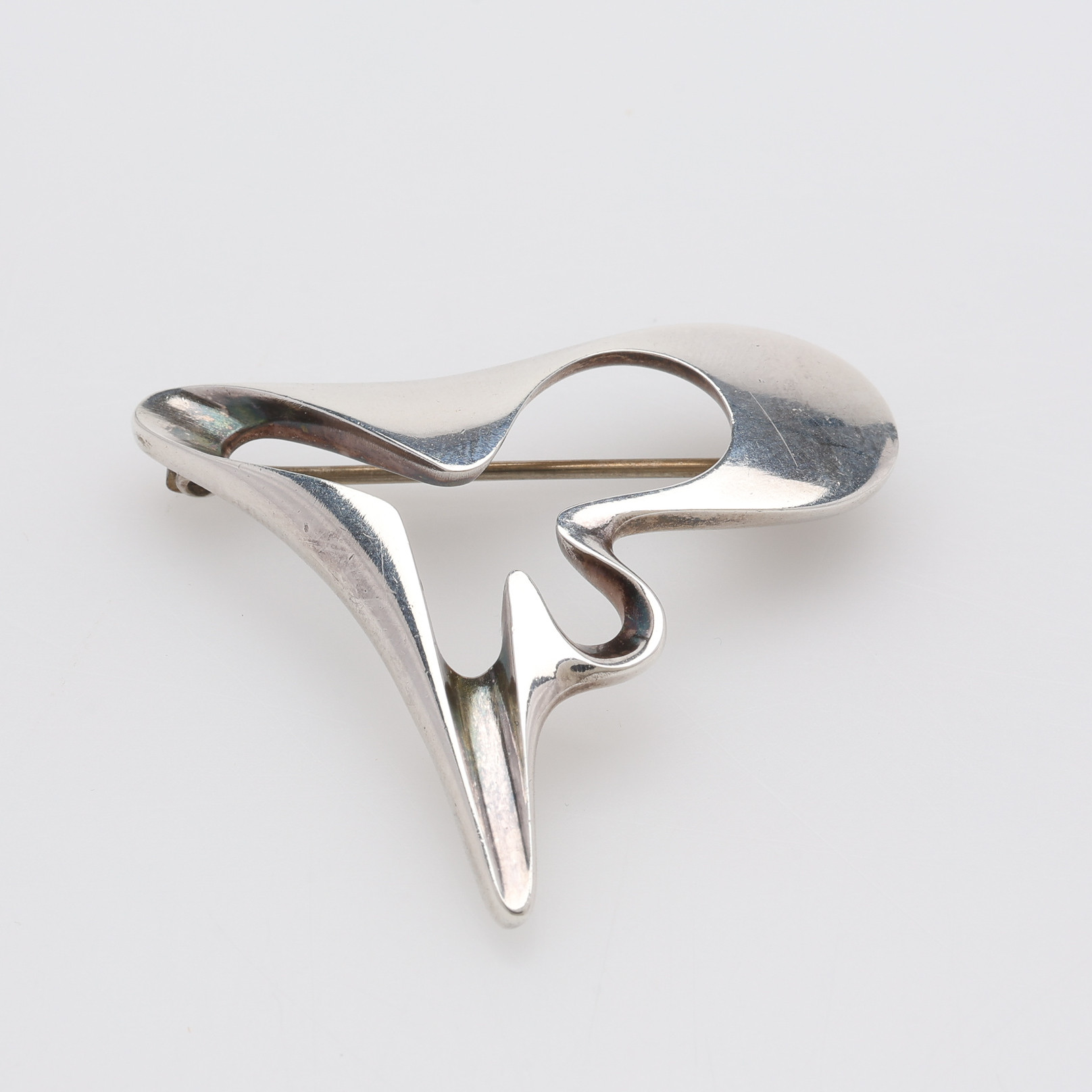 HENNING KOPPEL. BROSCH, NR 324, STERLINGSILVER, FÖR GEORG JENSEN, DANMARK.
