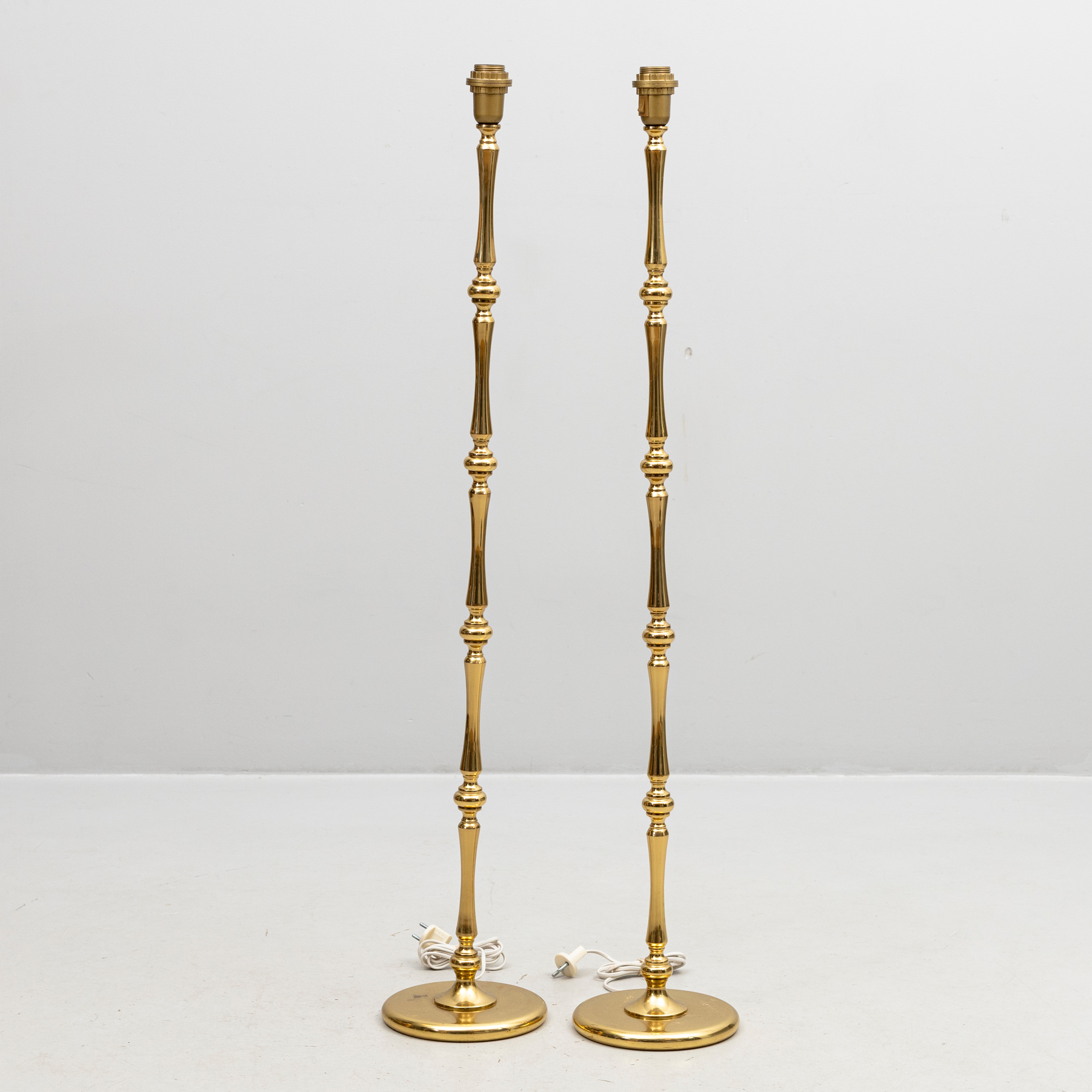 GOLVLAMPOR, ett par, mässing, 1900-tal.