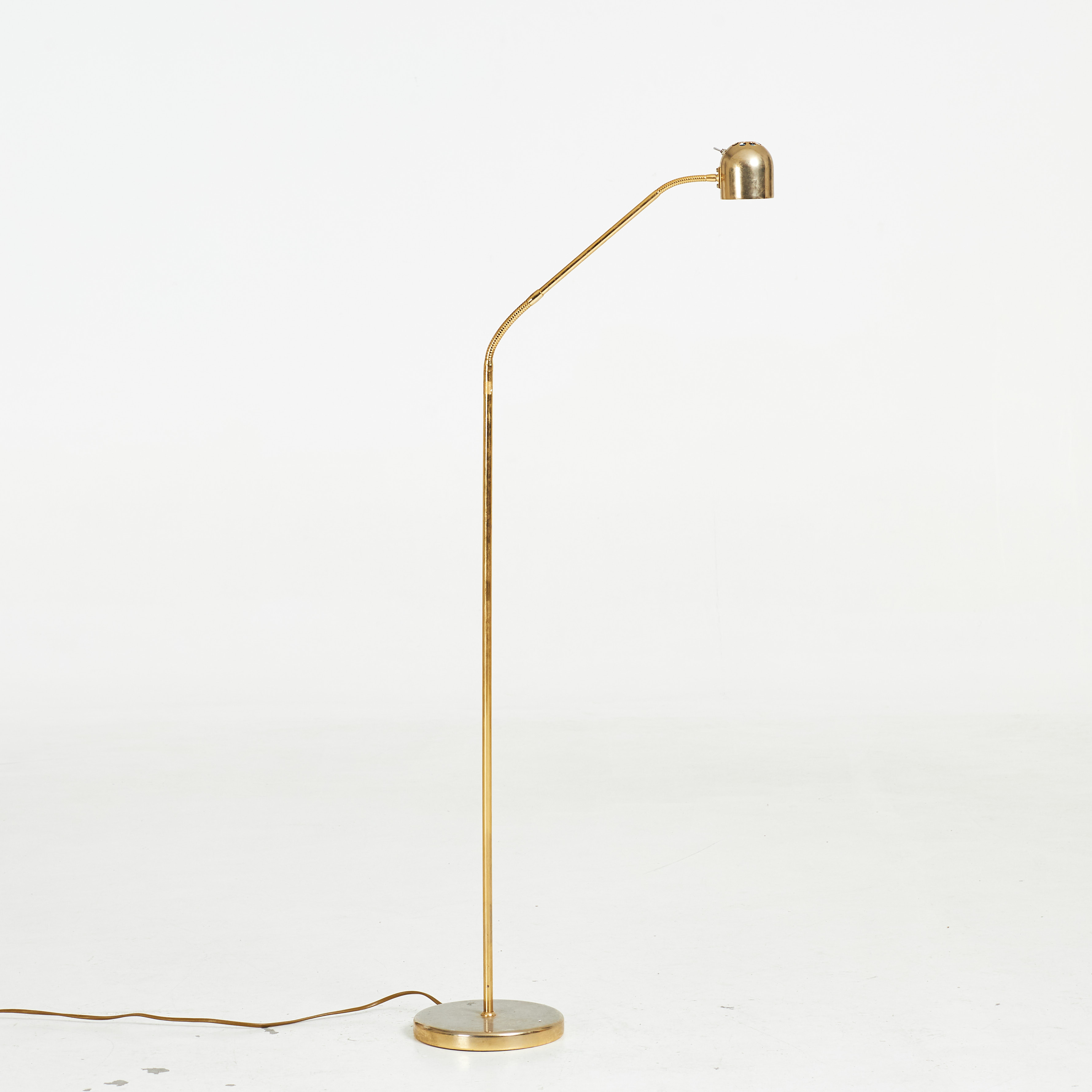 GOLVLAMPA, gulmetall, justerbar ljusarm, 1900-talets andra hälft, Belid.