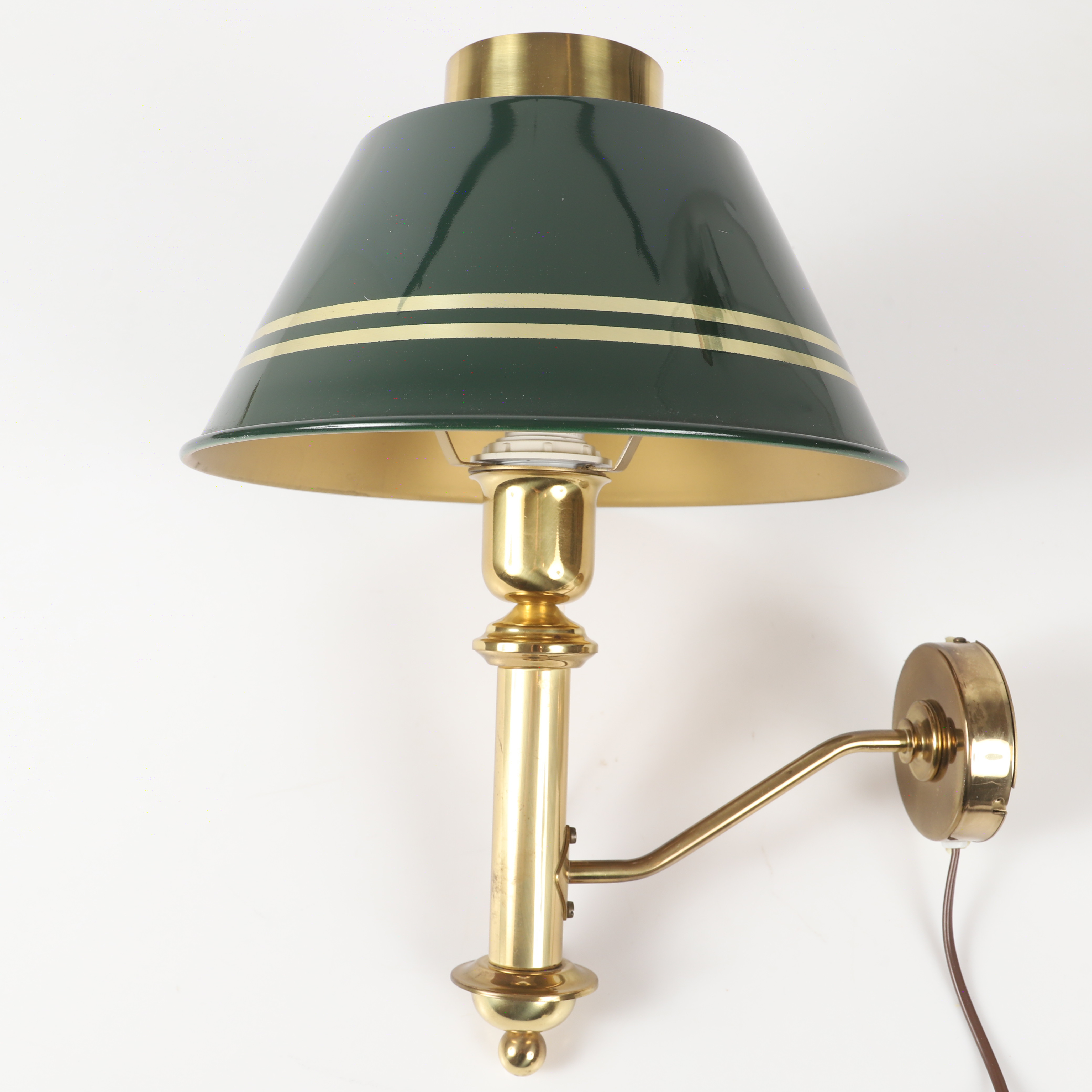 VÄGGLAMPA, engelsk stil, mässing med plåtskärm, 1900-tal.