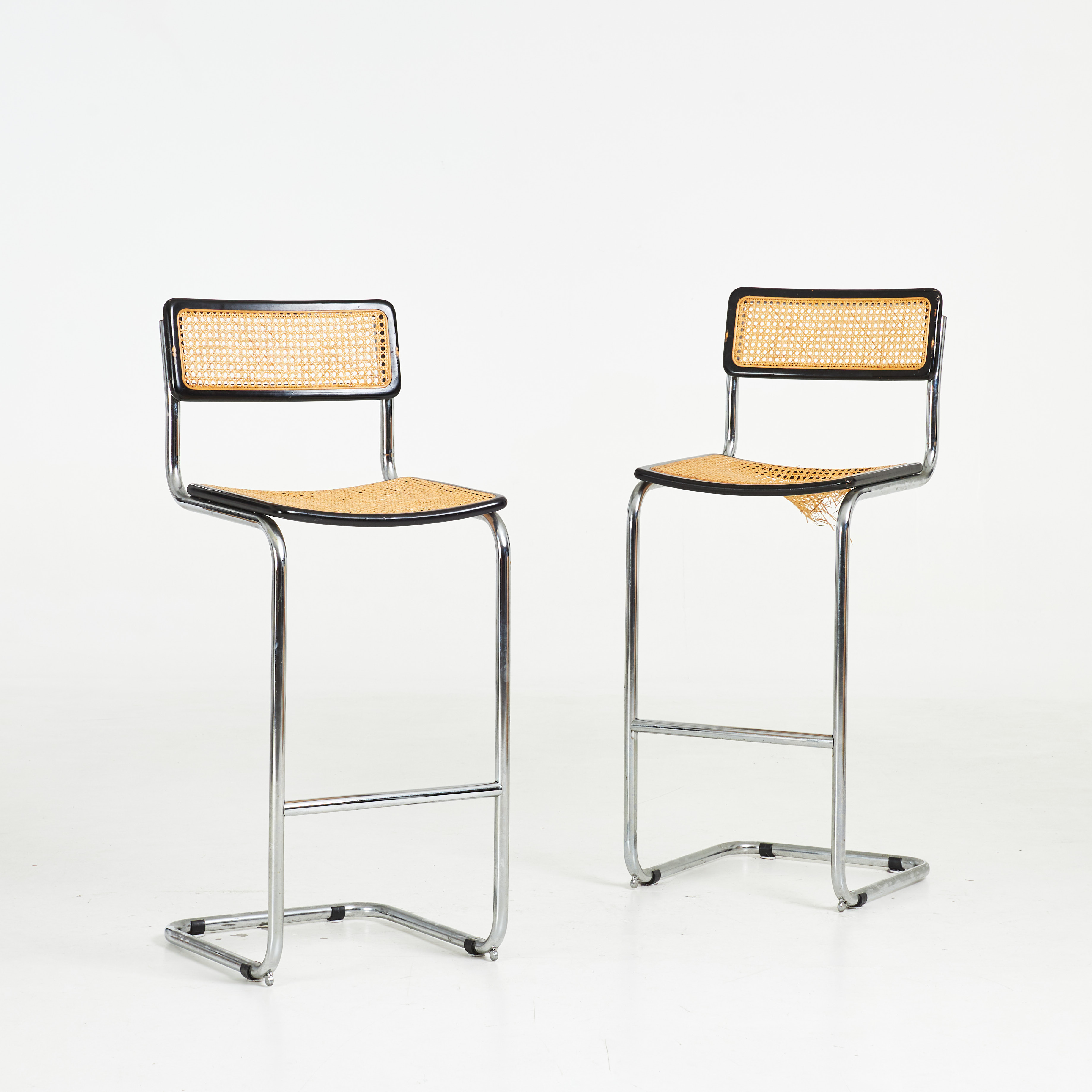 BARSTOLAR, 1-par, 1900-talets andra hälft, svartlackerad stomme, sitsar i rotting.