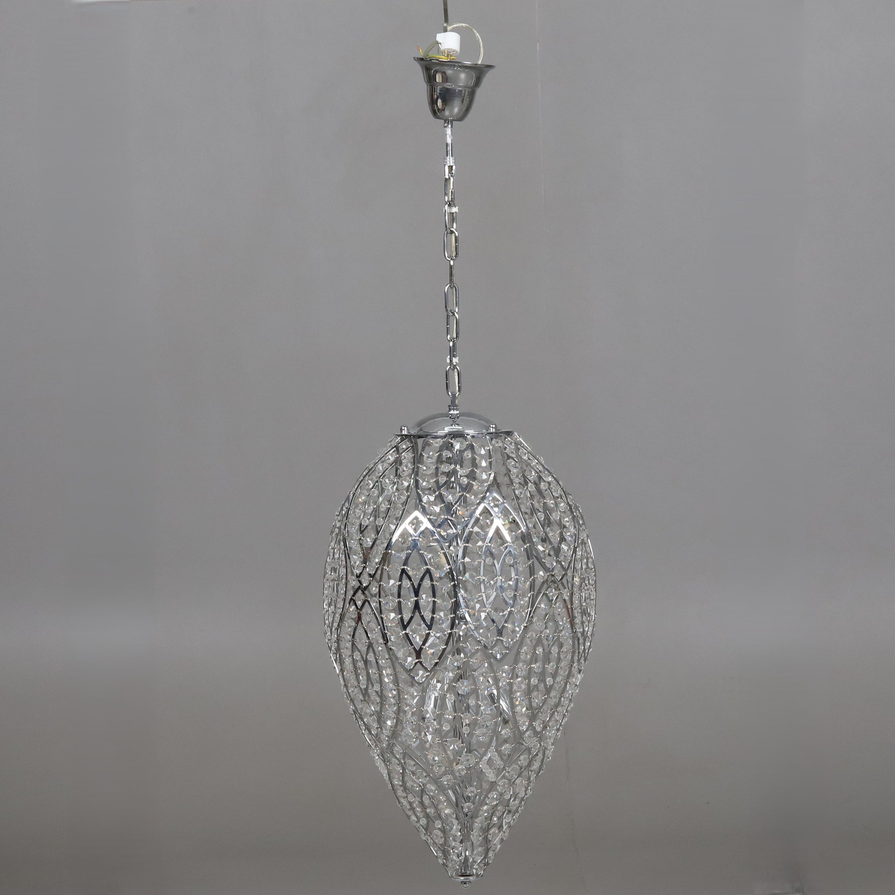 TAKLAMPA. Kromad stomme med glasprismor. 6 ljuspunkter, samtida.