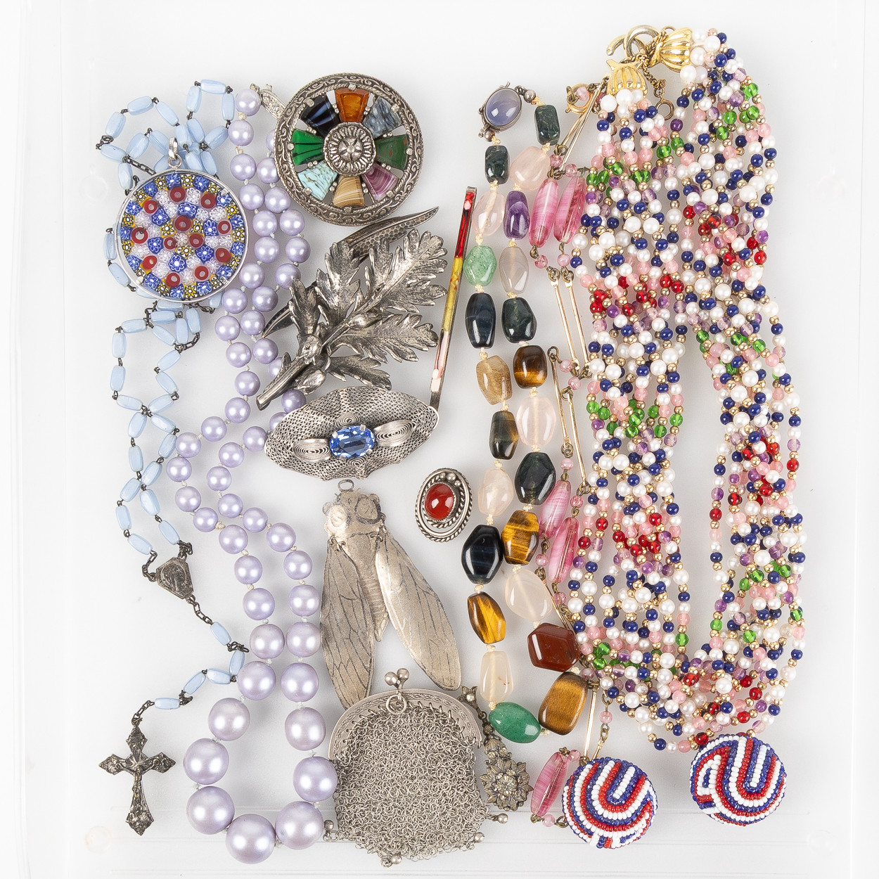 SAMLING SMYCKEN, Bijouterier, i silver, metall, sten, glas och tenn, ca 1910-1990.