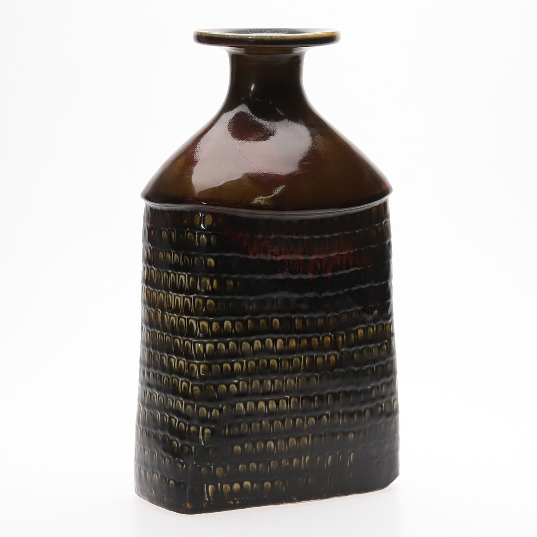 STIG LINDBERG. VAS, Gustavsberg Studio, glaserat stengods, glasyr i grönt, brunt rött, samt inslag av blått, geometrisk pressad dekor, signerad Stig L med studiohanden.