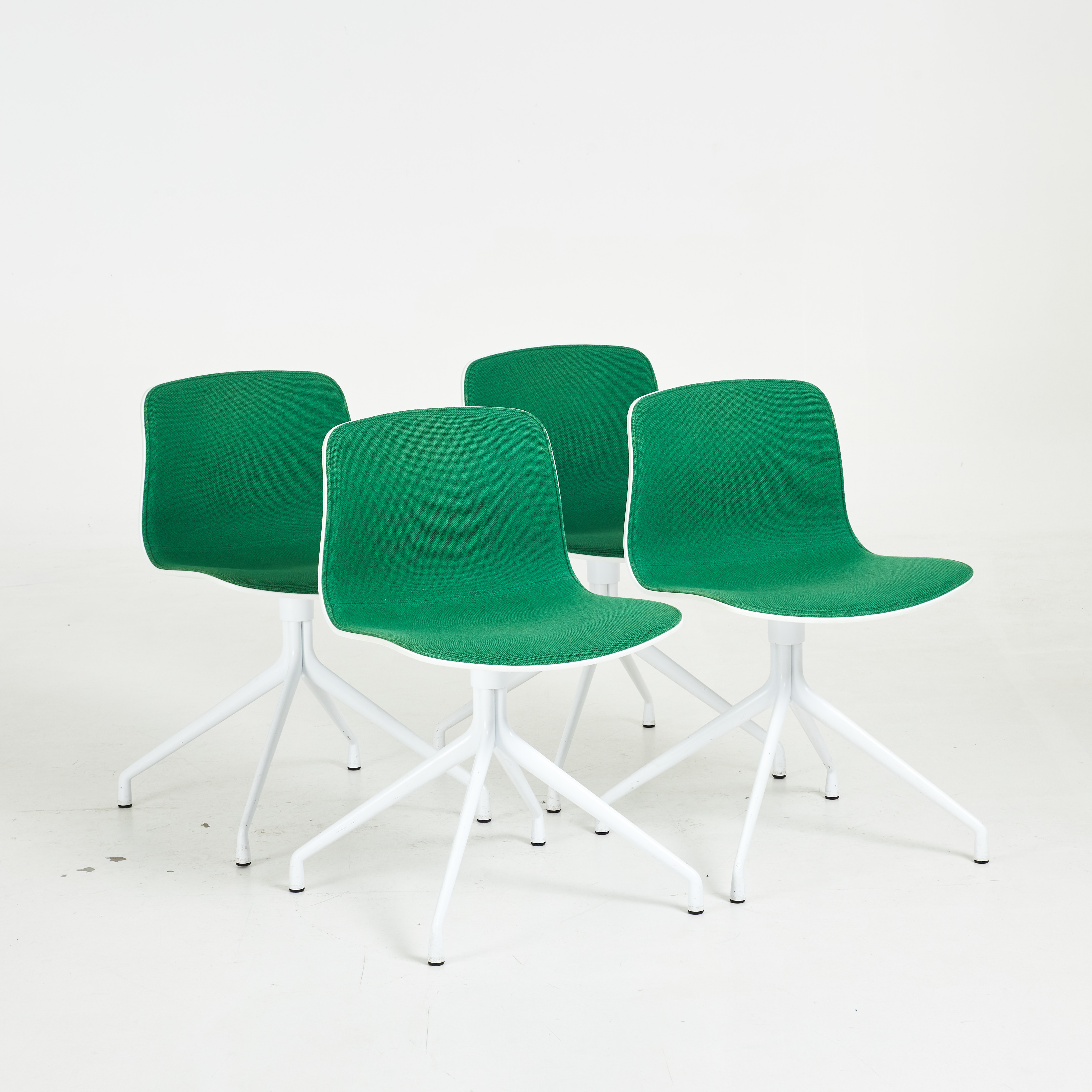 HEE WELLING. Stolar, 4 st, "About a Chair AAC10", för HAY, vitlackerad aluminium och polypropylen, grön textilklädsel.