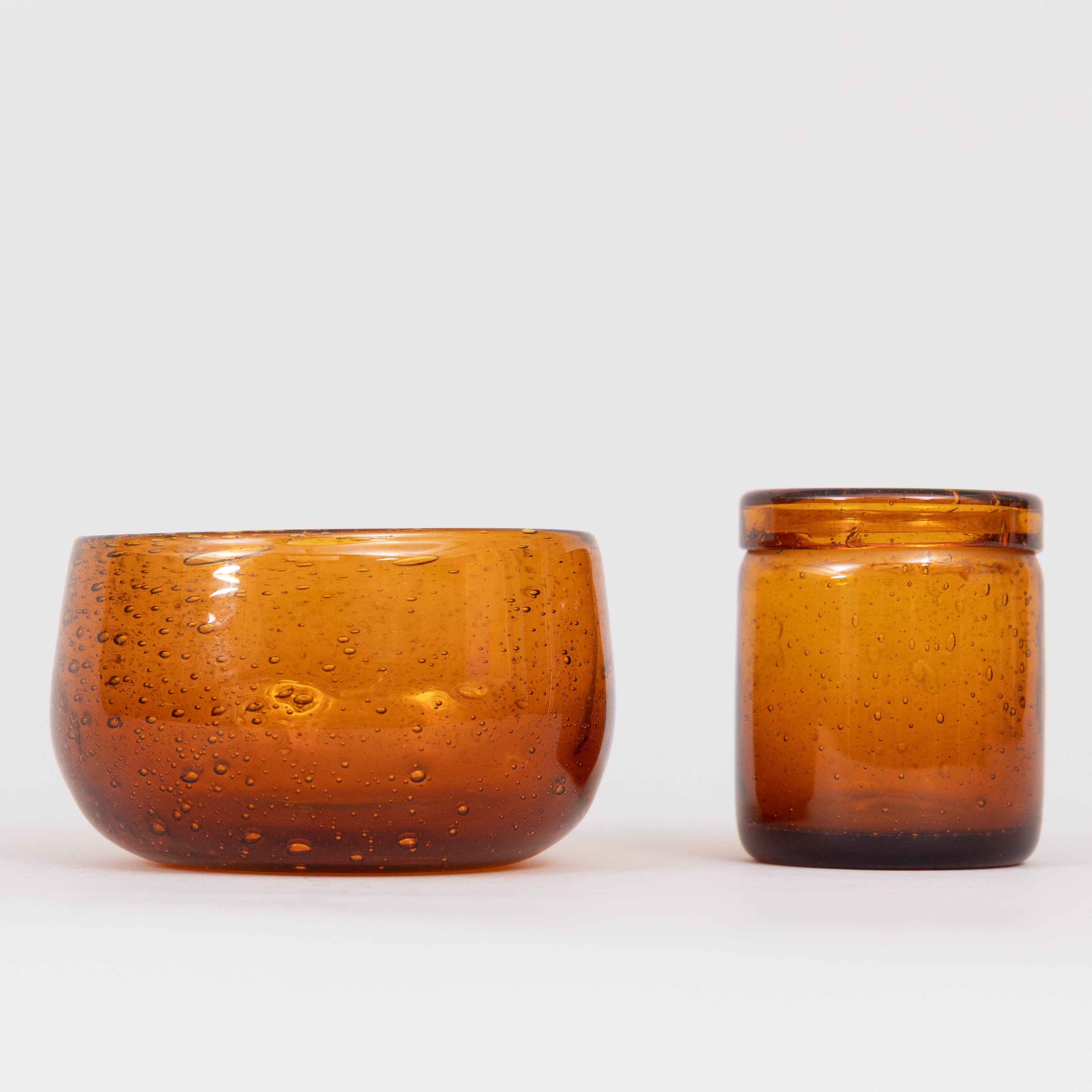 ERIK HÖGLUND. Vas/skål, bruntonad, varav en signerad.