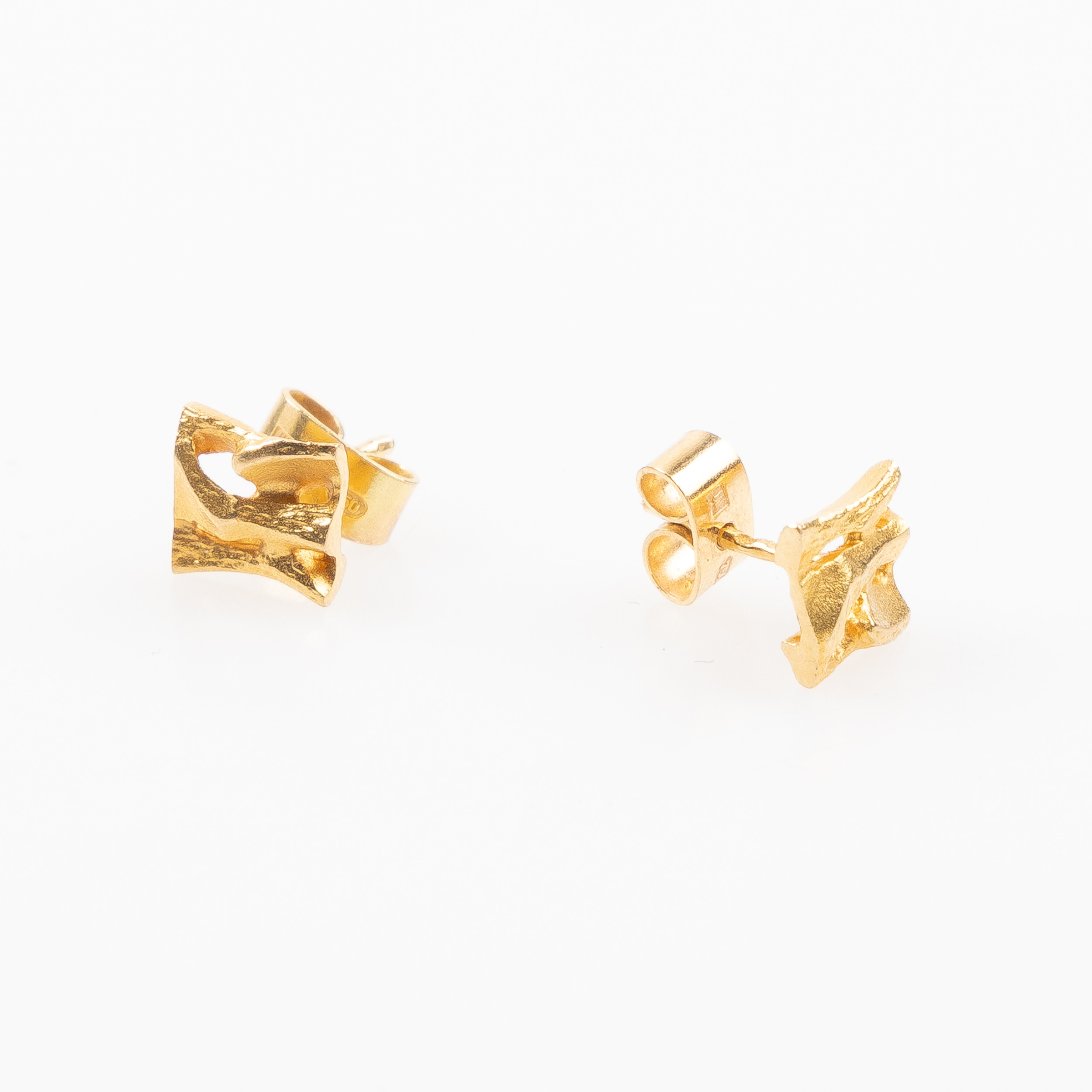 BJÖRN WECKSTRÖM. Örhängen, "Muro", ett par, 18K guld.