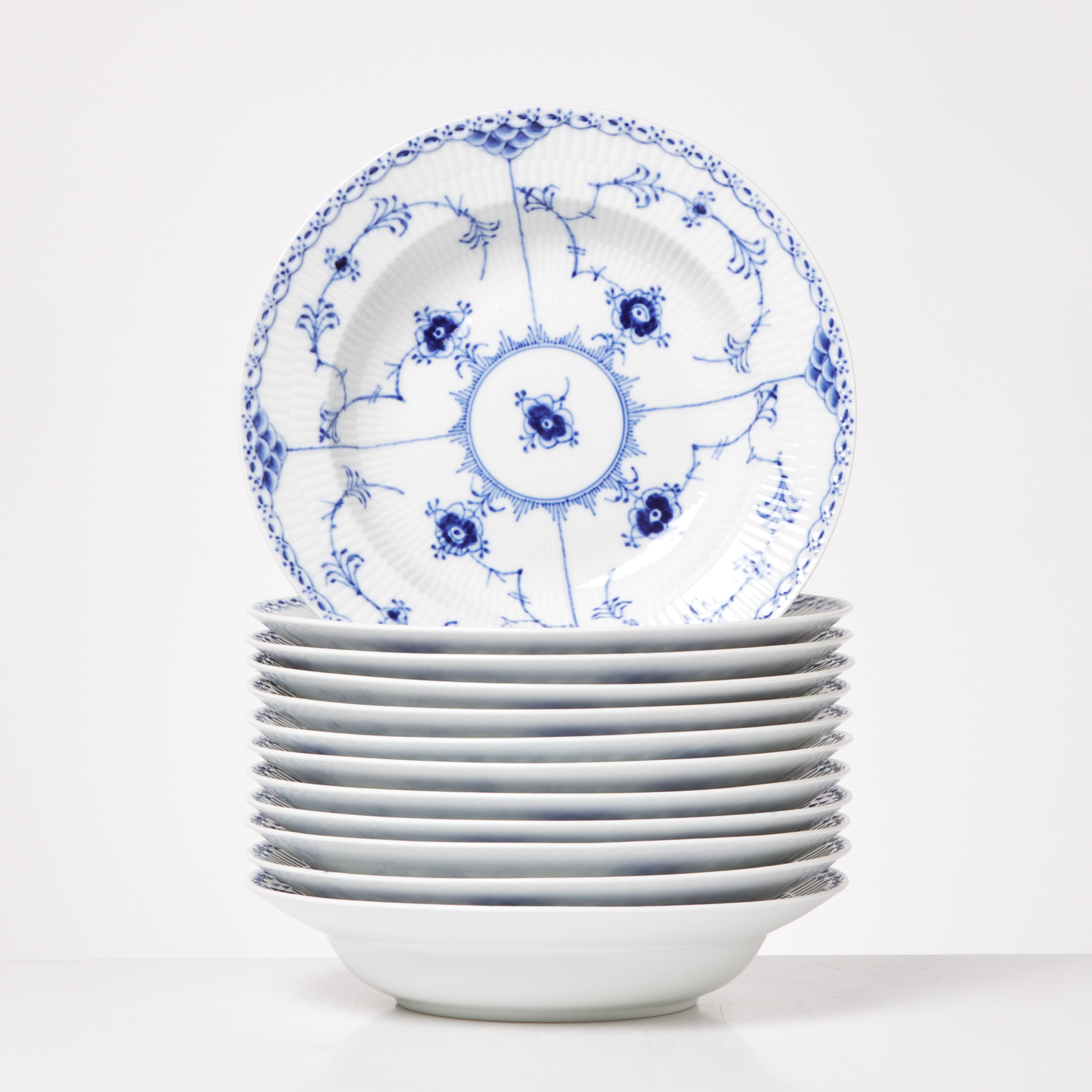 ROYAL COPENHAGEN, "Musselmalet" djupa tallrikar, 12 st, halvblond, 1/659.