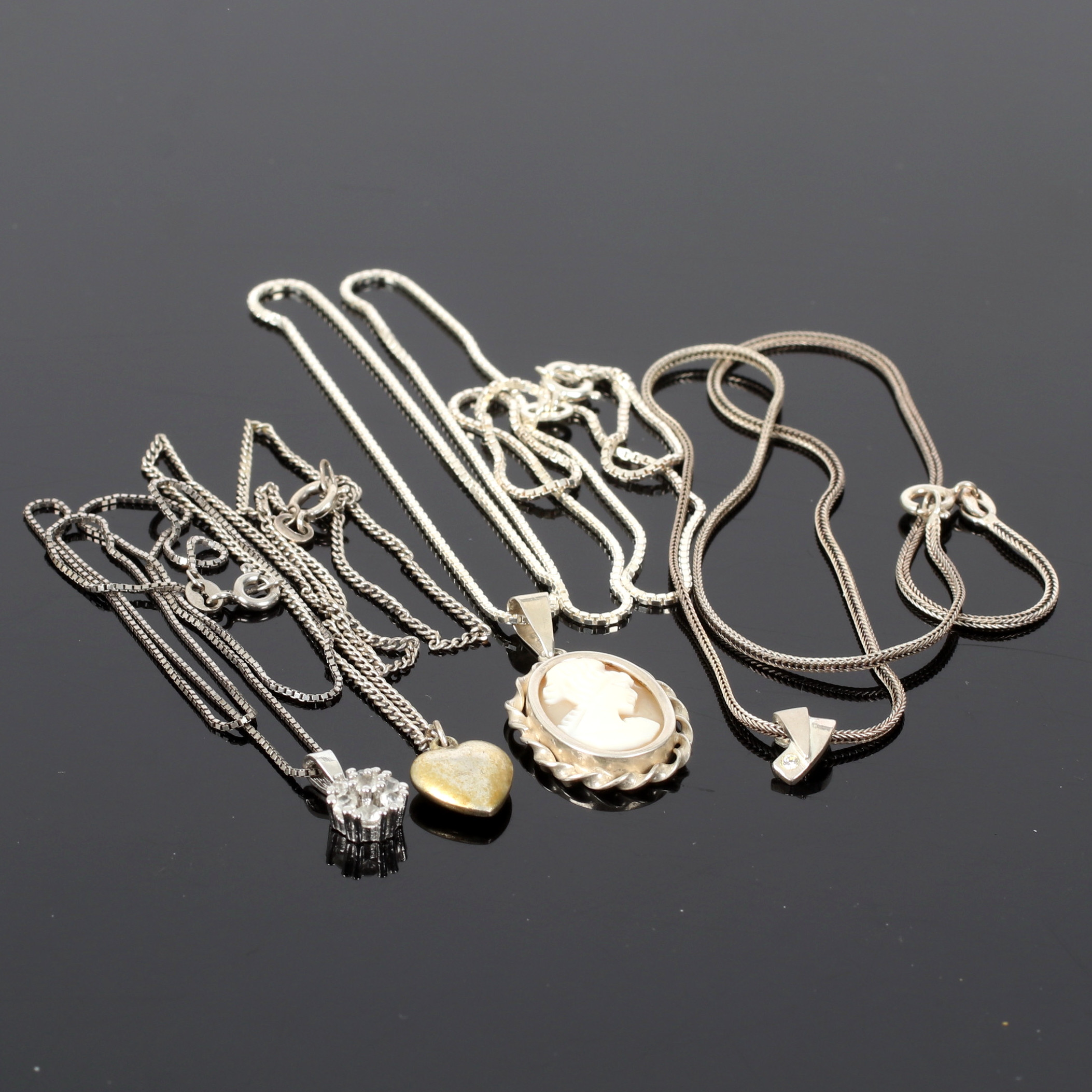 HÄNGE, med KEDJOR, 4 st. bl.a. hjärta och kamé, 1900-tal.