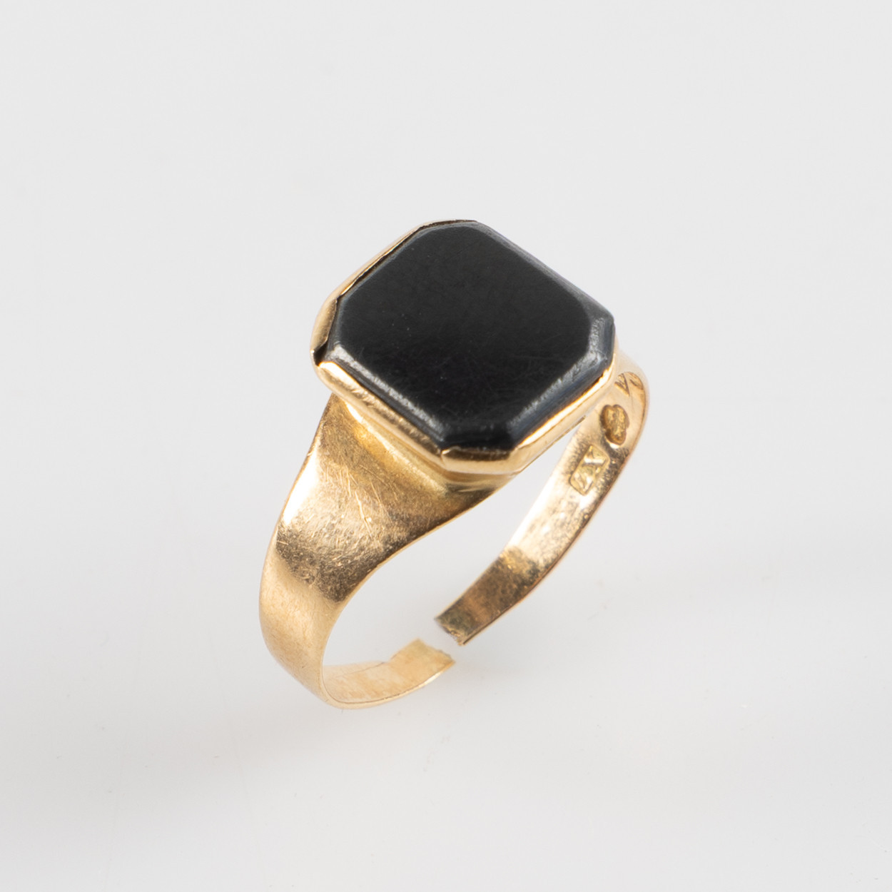 RING, 18K guld med svart sten, Rydahl Ivar A, Lund 1924.