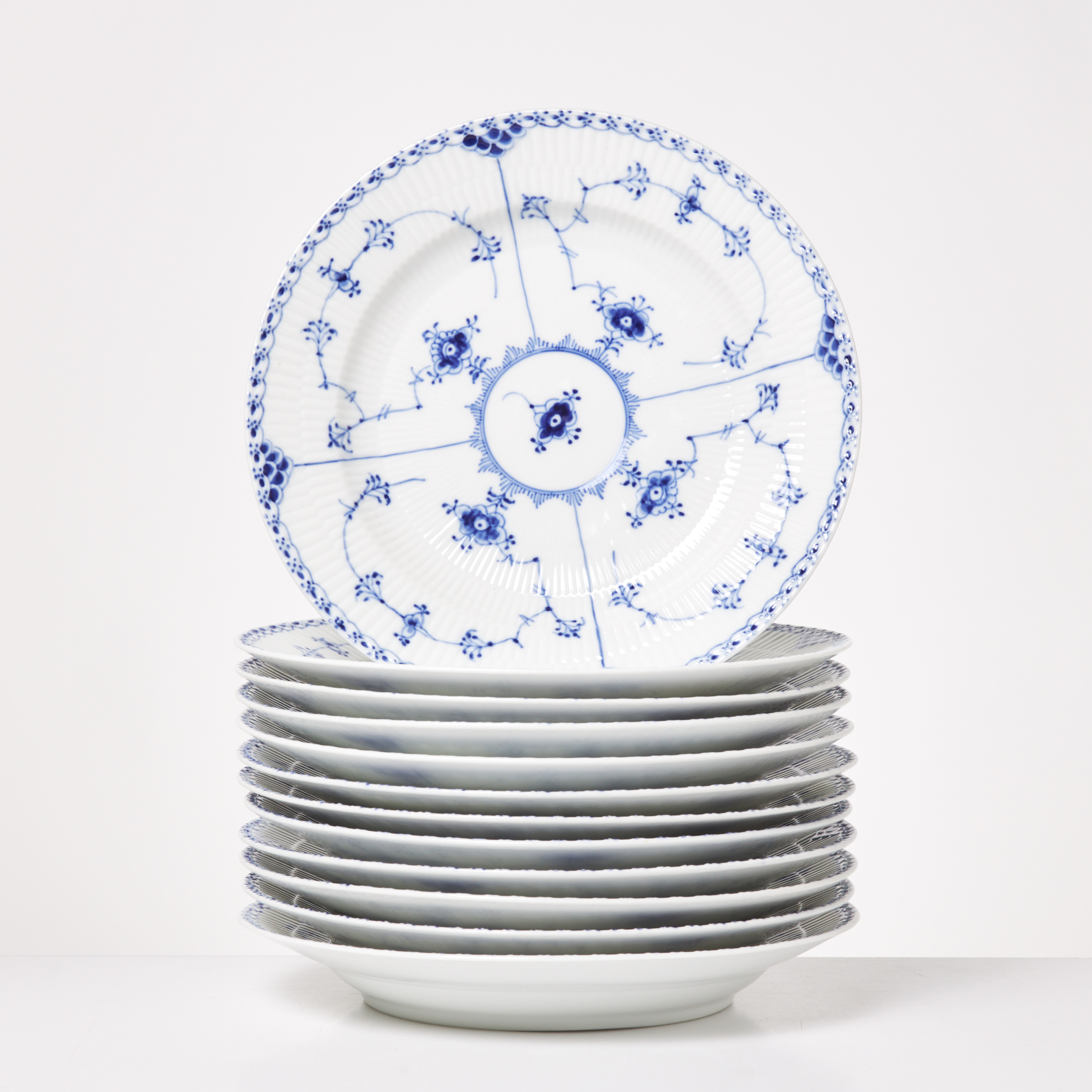 ROYAL COPENHAGEN, "Musselmalet", flata tallrikar, 12 st, mattallrikar, modell 1/571, halvblond.