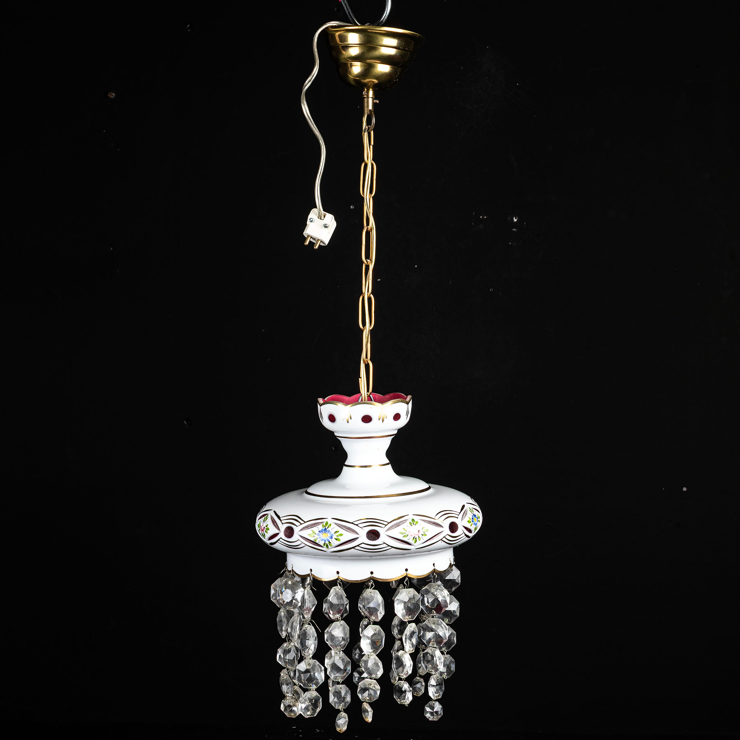 TAKLAMPA, behängd med prismor, böhmisk.