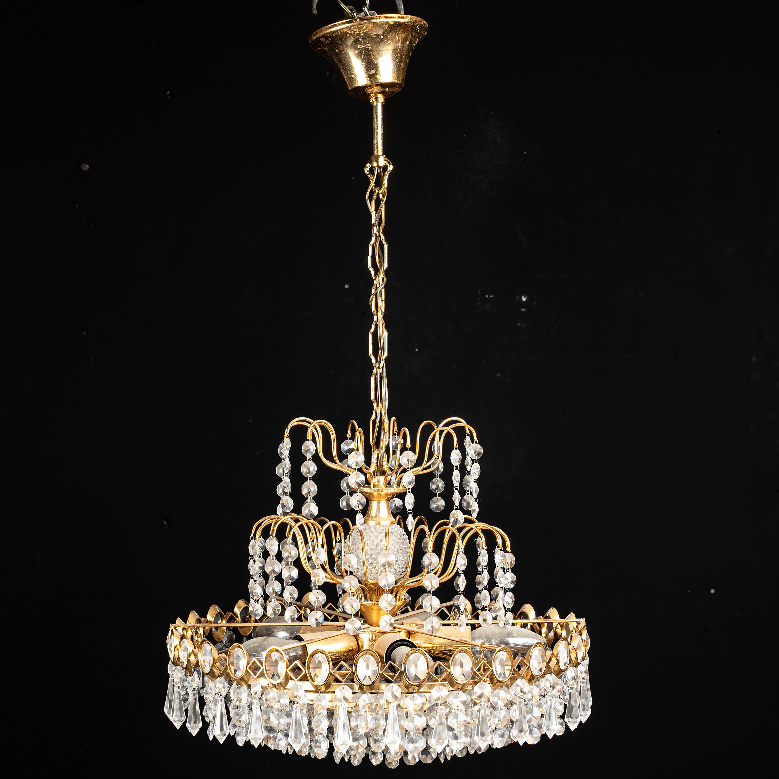 TAKLAMPA, behängd med prismor, 1900-talets senare del.