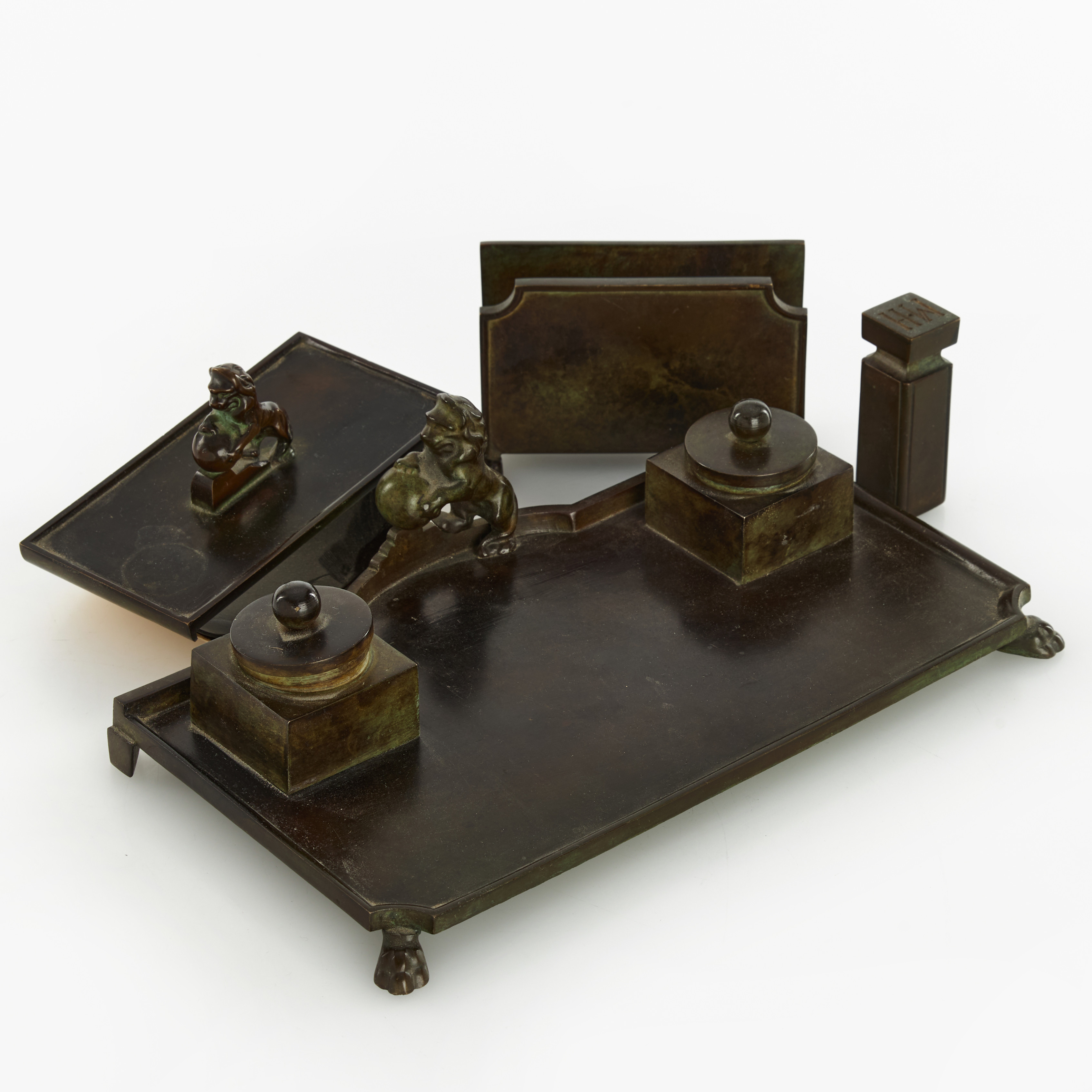 GULDSMEDSAKTIEBOLAGET (GAB). Skrivbordsuppsättning samt sigillstamp, 4 delar. patinerad brons, 1920/30-tal. Swedish Grace.