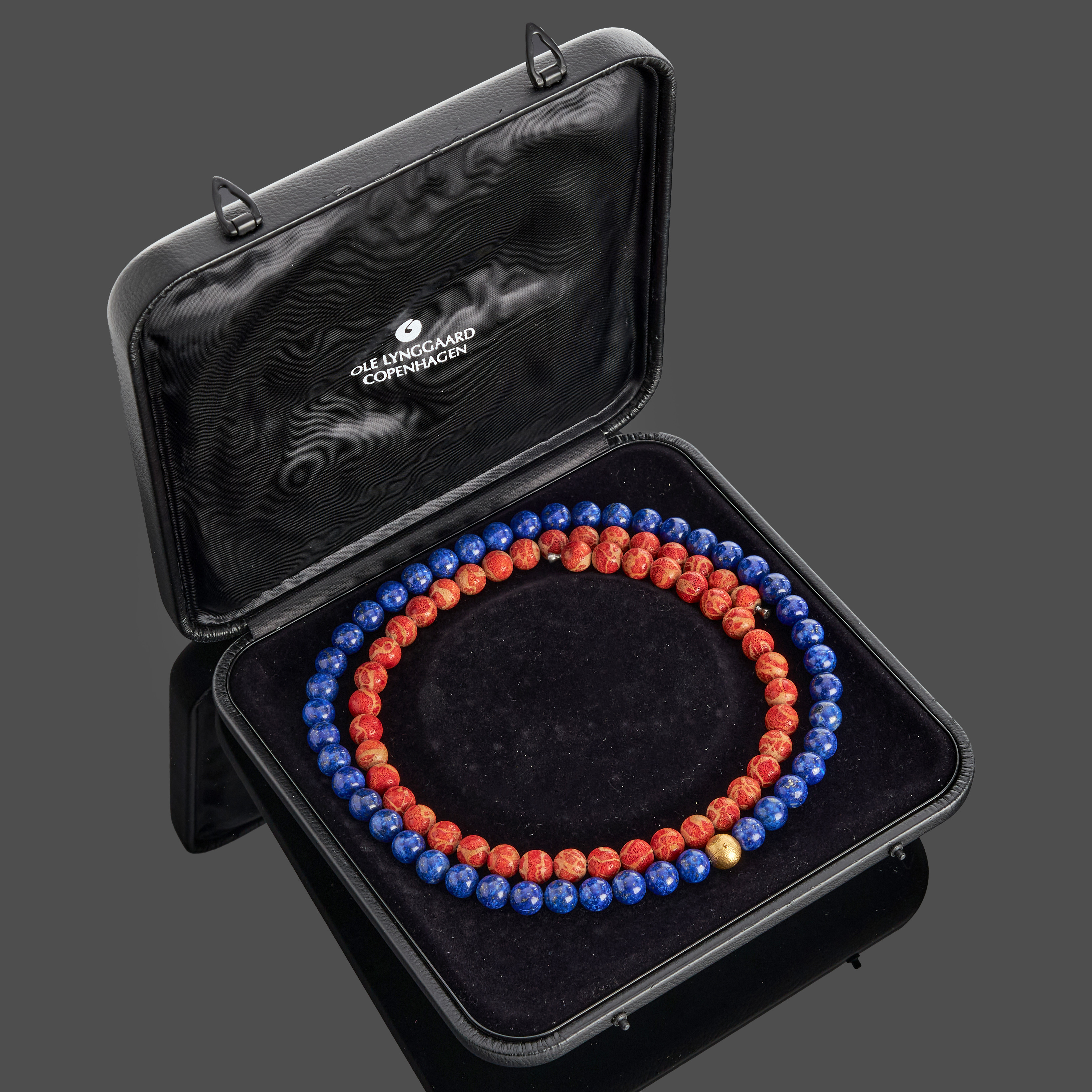 OLE LYNGGAARD. Collier, 2 st collier trädda med dobbar, kullås i 18k guld, lapis lazuli, skumkorall, Danmark.