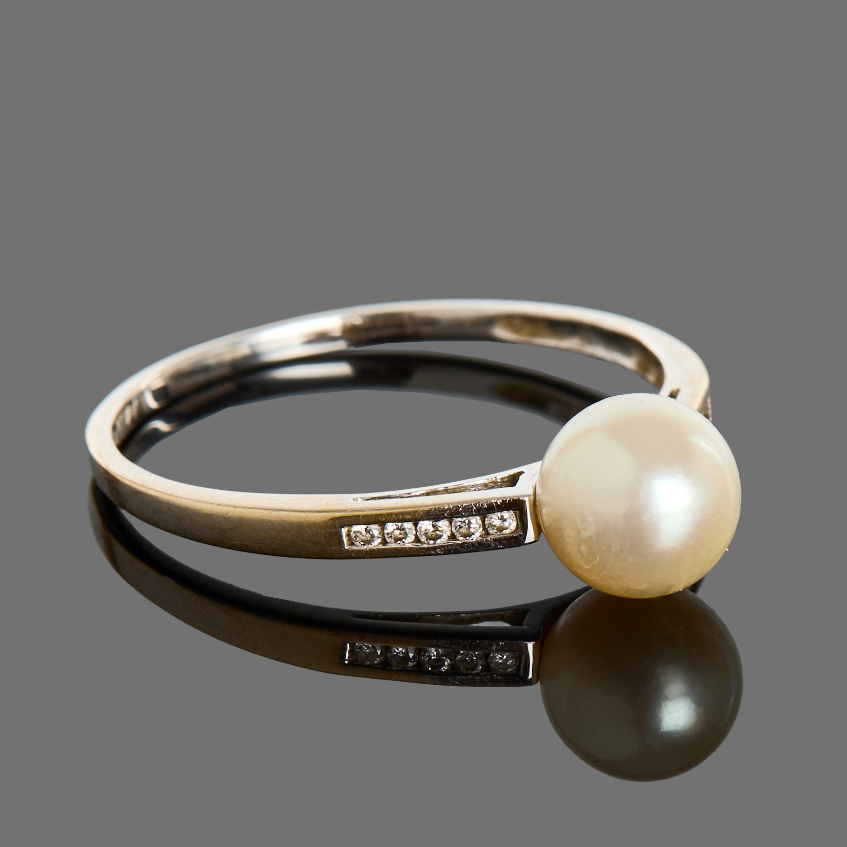 RING, 18k vitguld dekorerat med en pärla samt 10 st små briljanter.