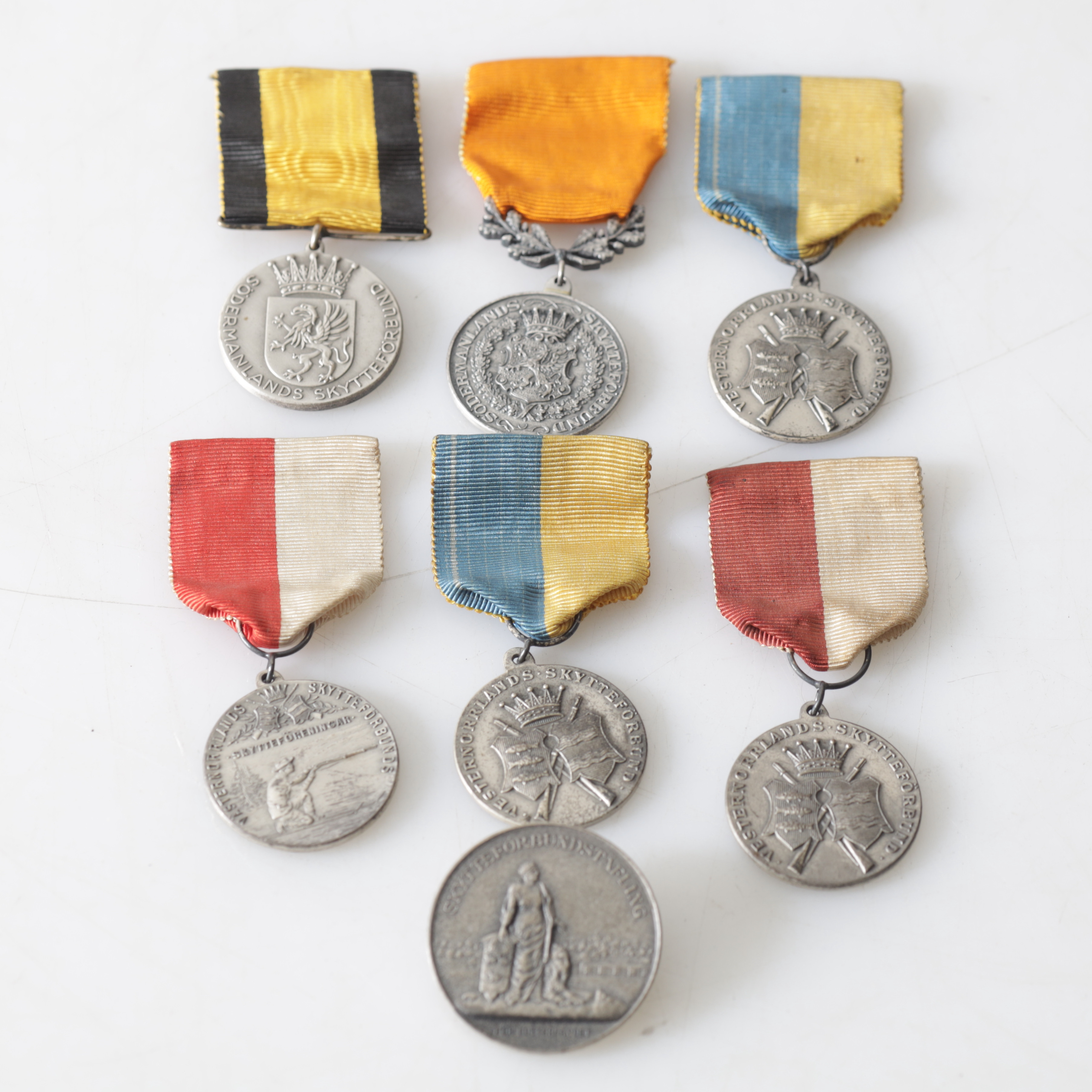 MEDALJER, 7 st, silver. Totalvikt ca 117, 1 gram inklusive band.