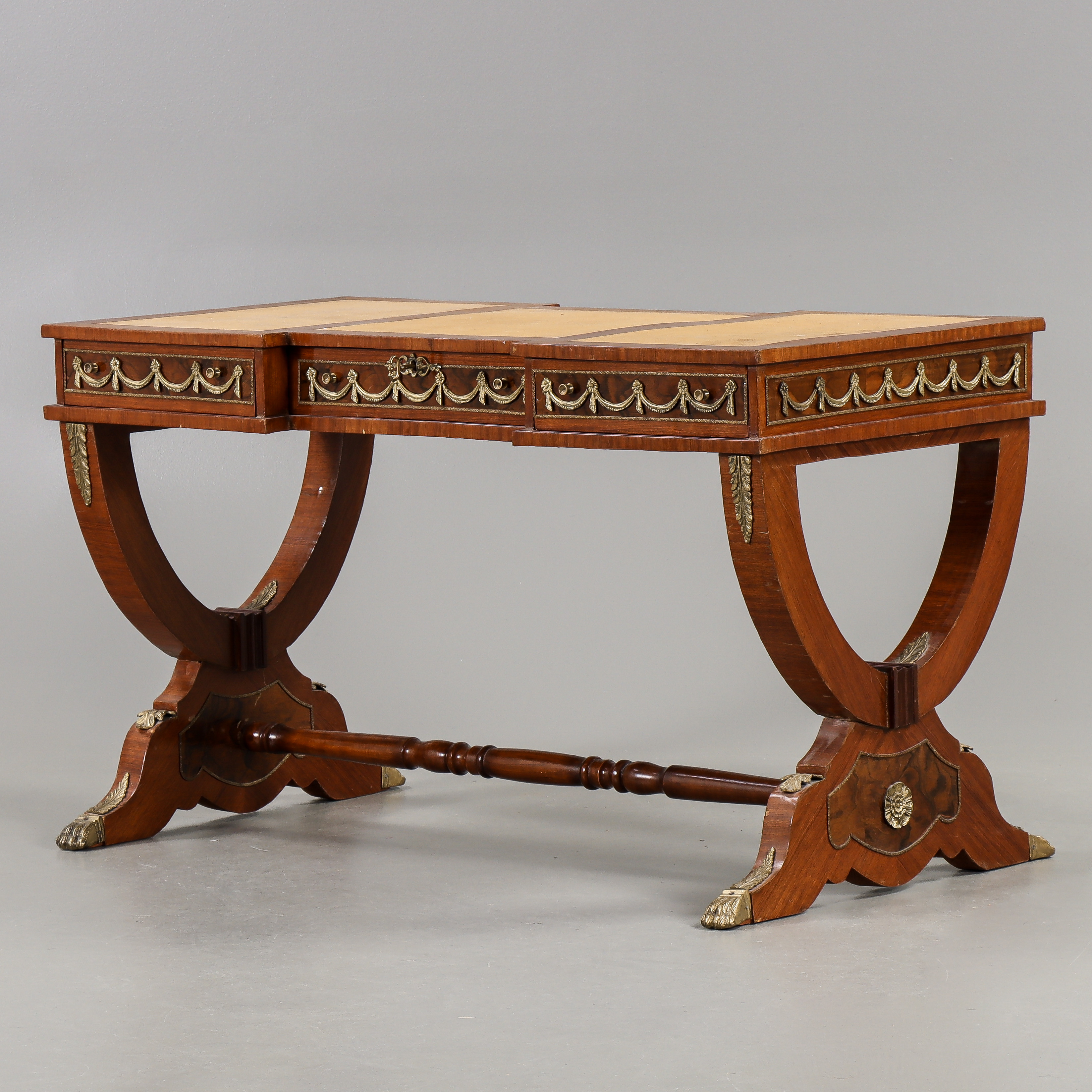 SKRIVBORD Louis XVI-stil, valnöt, 1900-talets andra hälft.