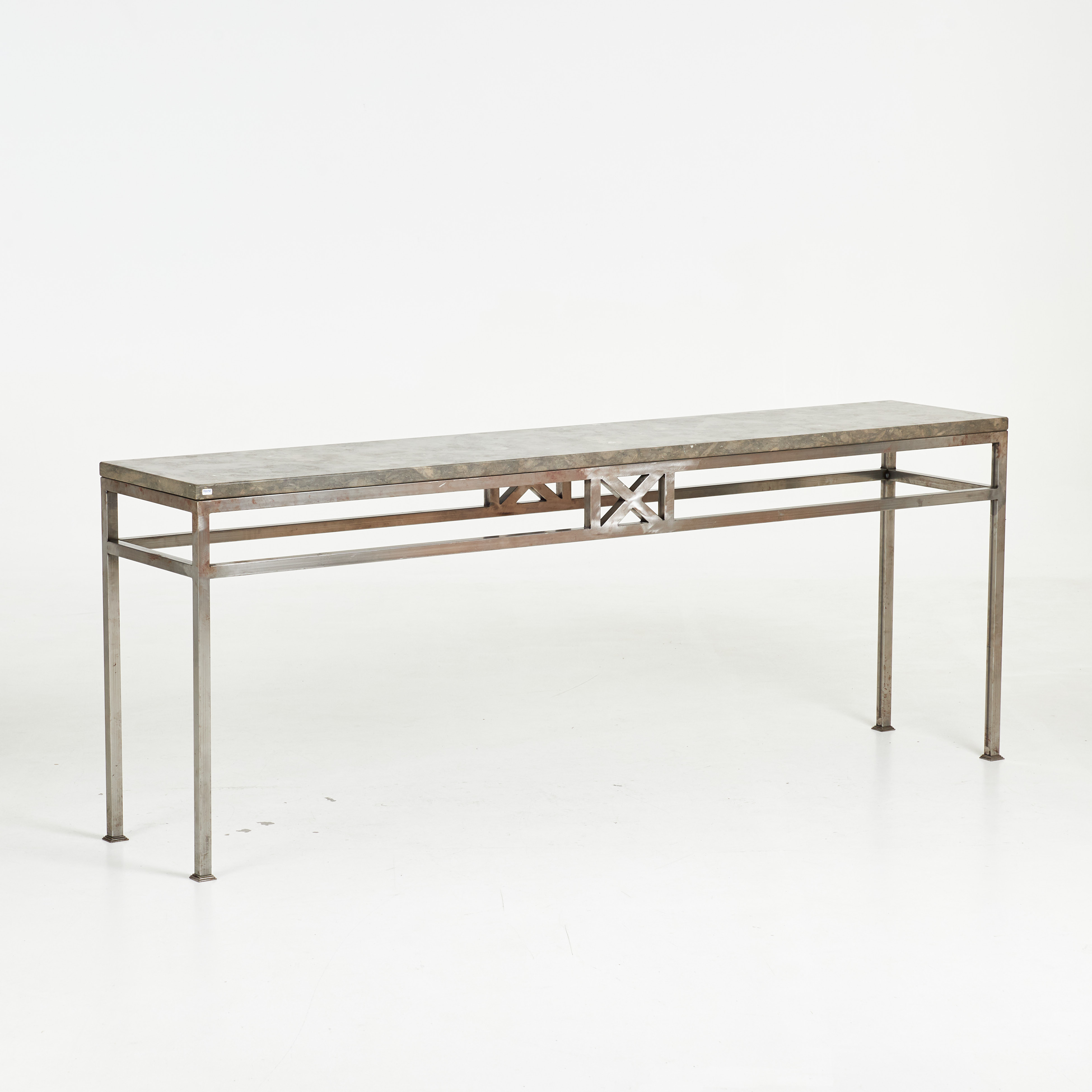 SIDEBOARD, samtida, stålunderrede, kalkstensskiva, skivan etikettmärkt Nörresundby Stenhuggeri.